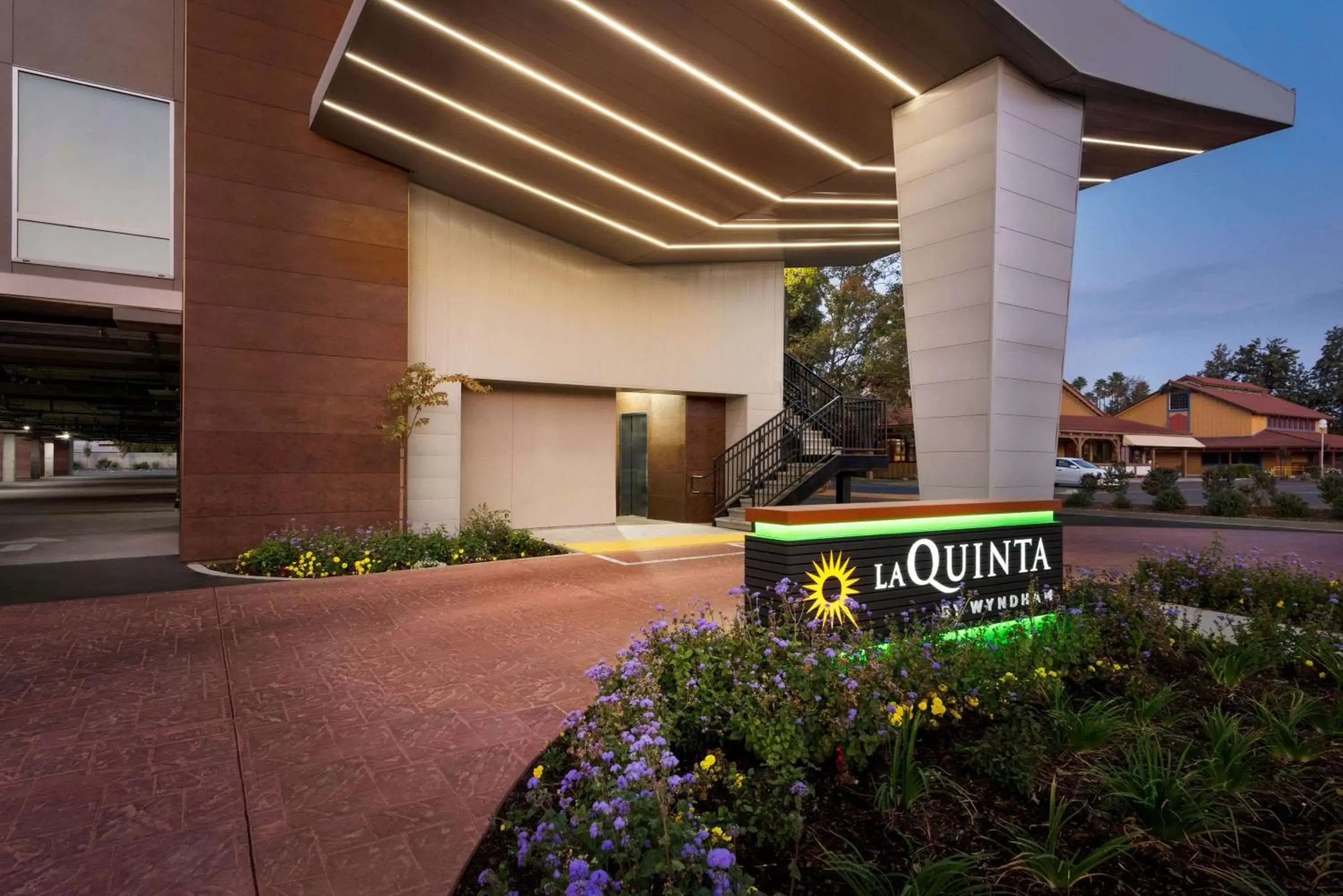 Property building in La Quinta by Wyndham Clovis CA