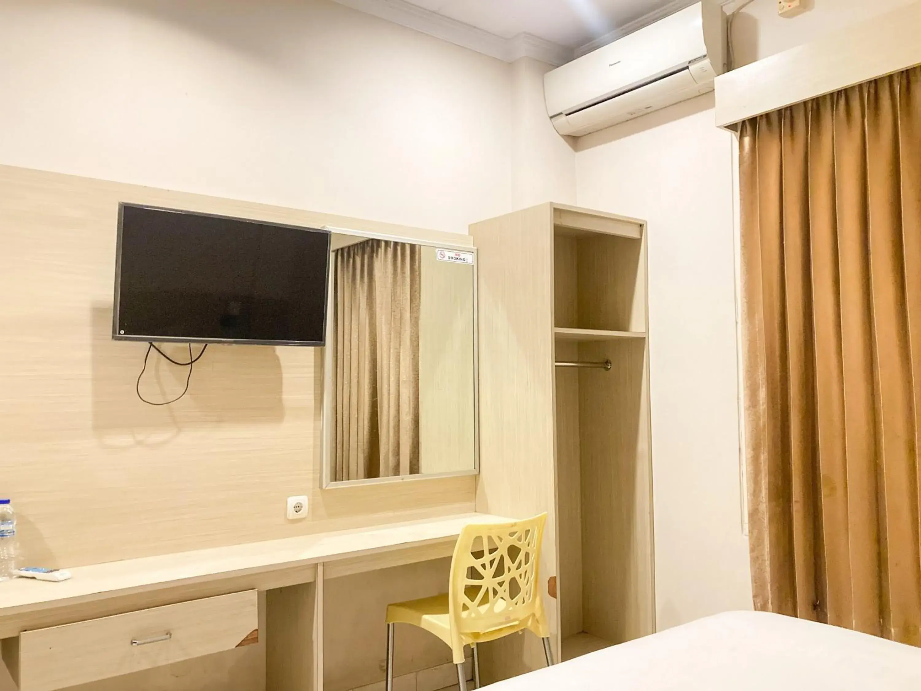 Bed, TV/Entertainment Center in OYO 902 Hotel Pondok Anggun