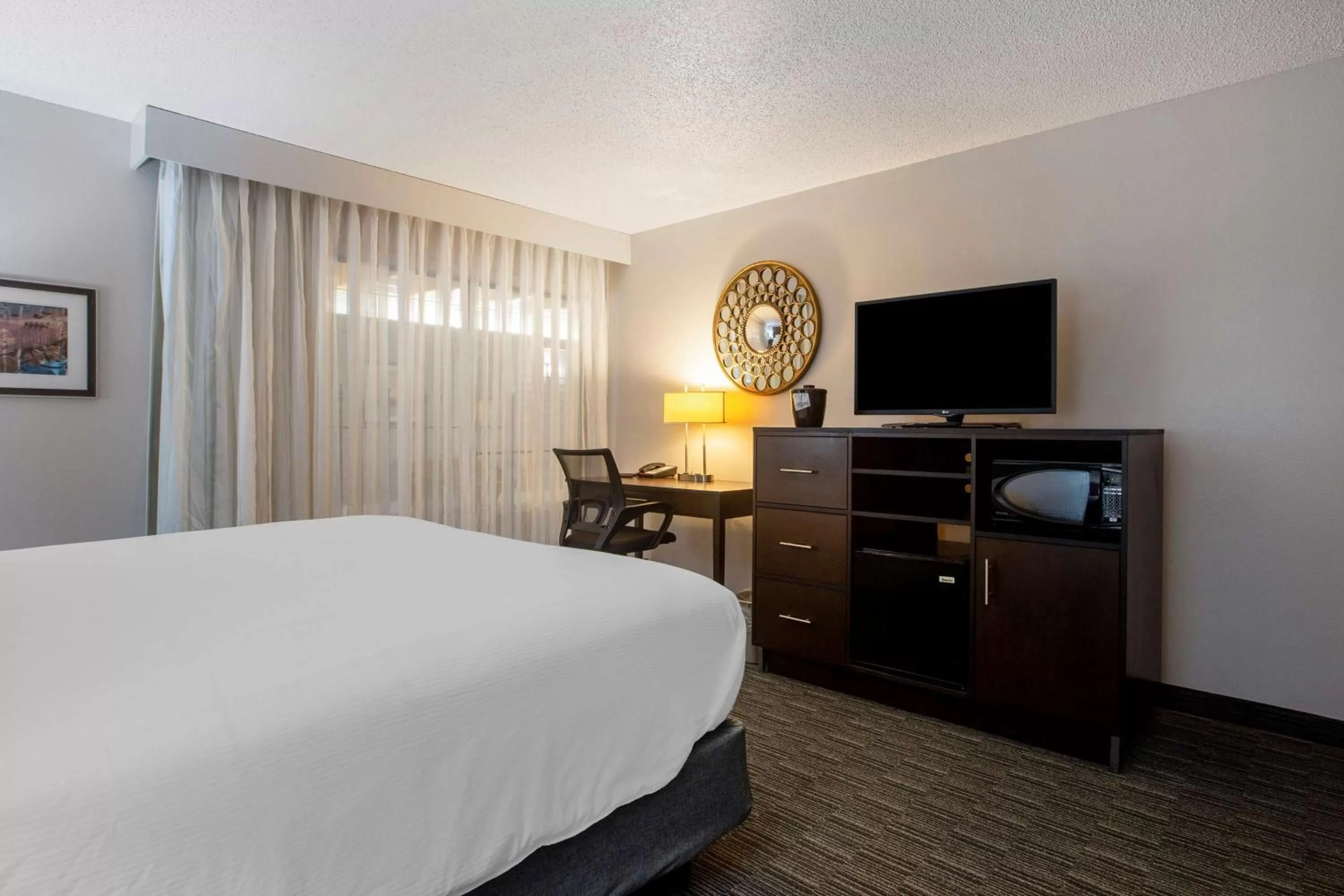 Bedroom in Best Western Plus Como Park Hotel