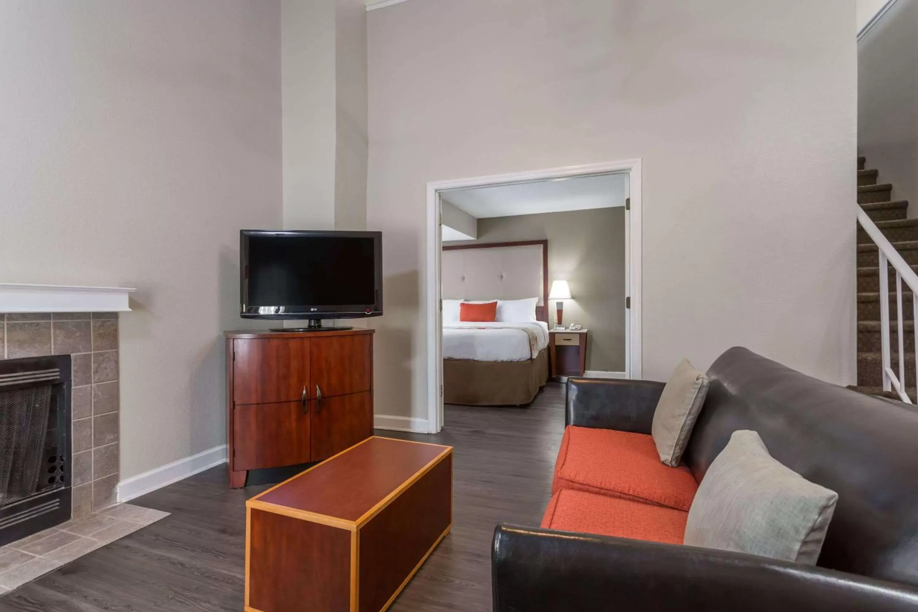 Photo of the whole room, TV/Entertainment Center in Hawthorn Suites By Wyndham North Charleston