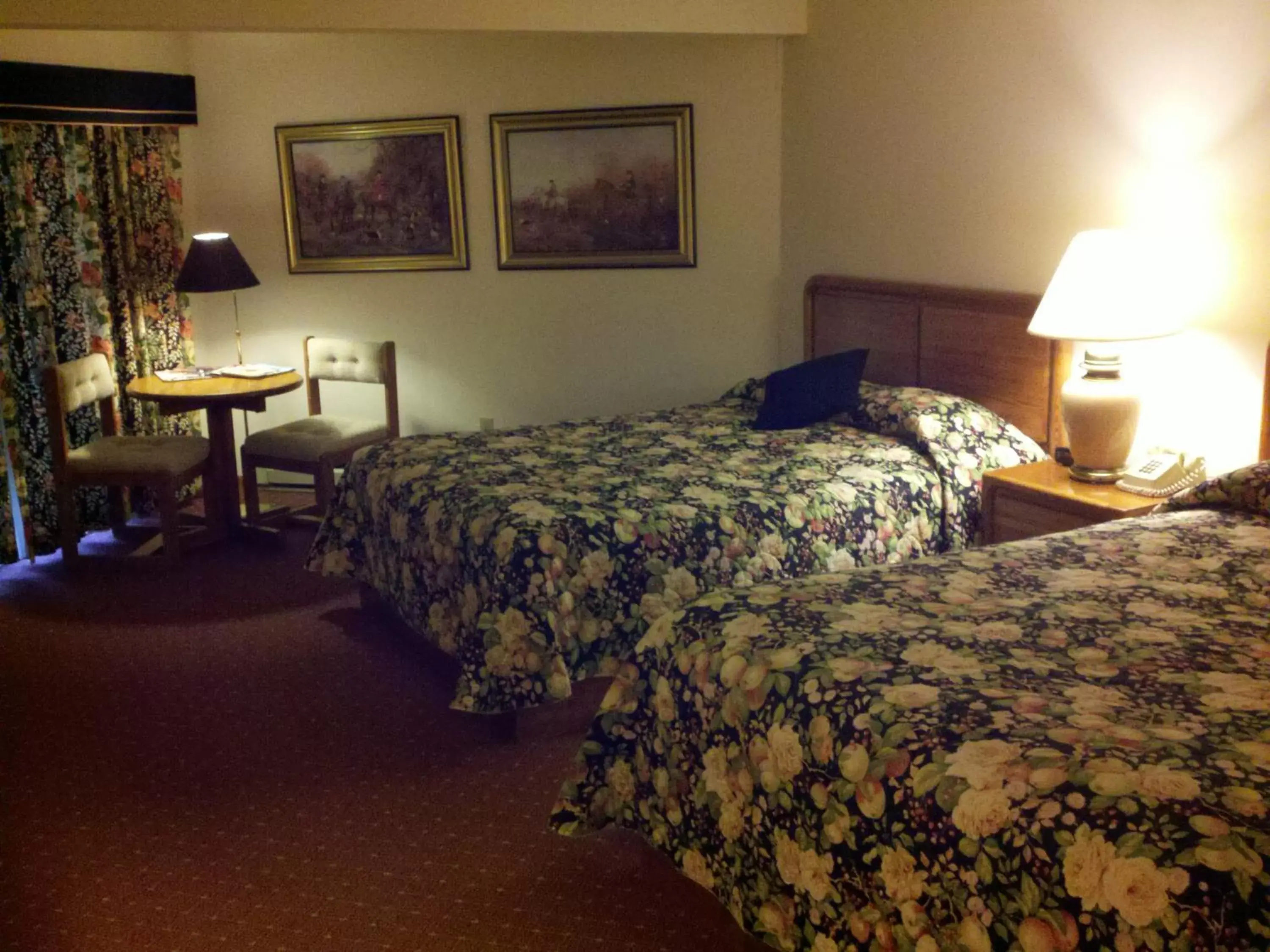 Photo of the whole room, Bed in Greenbrier Inn Killington