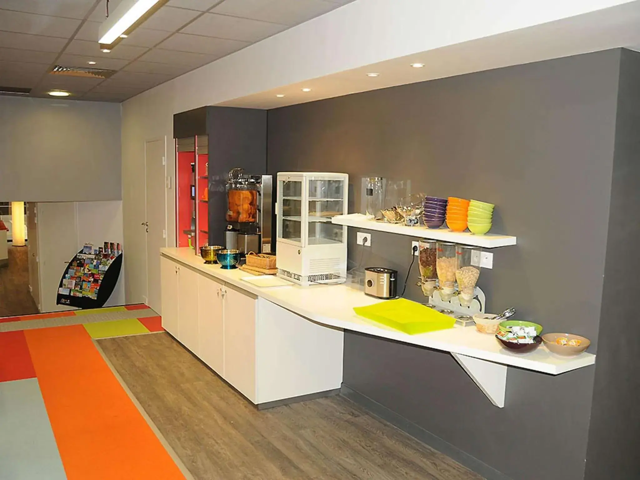 Lounge or bar, Kitchen/Kitchenette in Ibis Styles Chambery Centre Gare