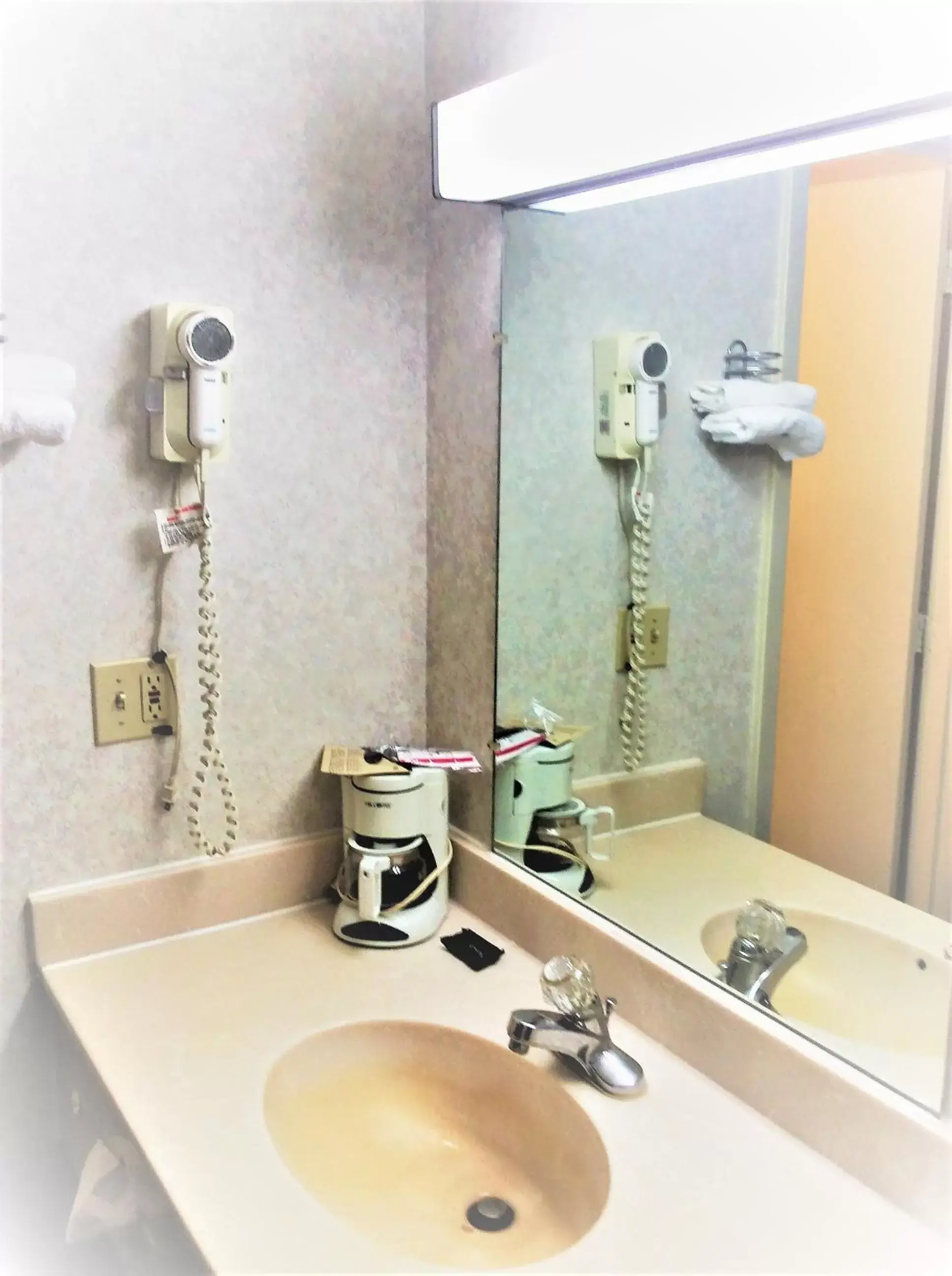 Bathroom in Americas Best Value Inn Decatur, IN