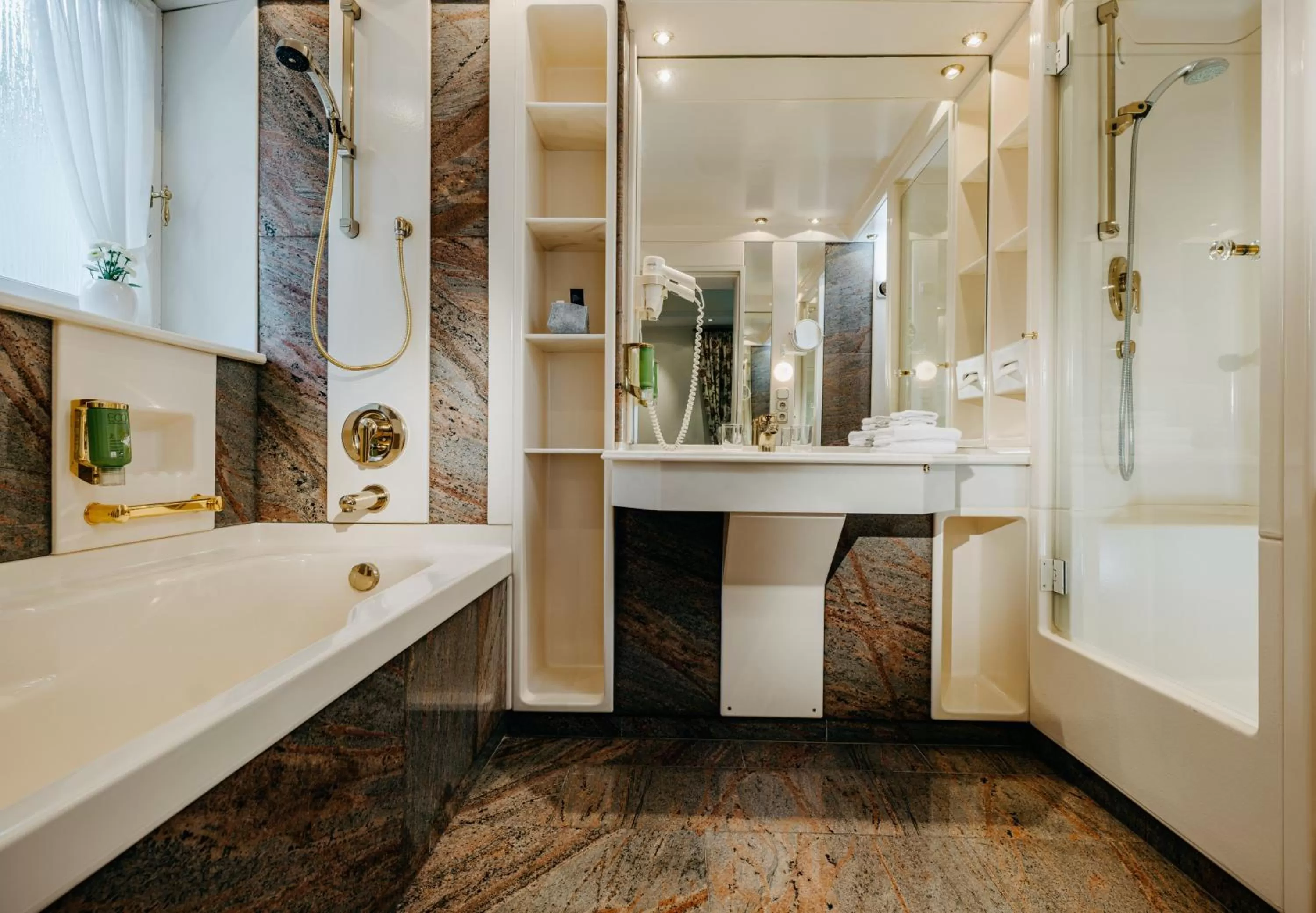 Shower in Romantik Berghotel Astenkrone