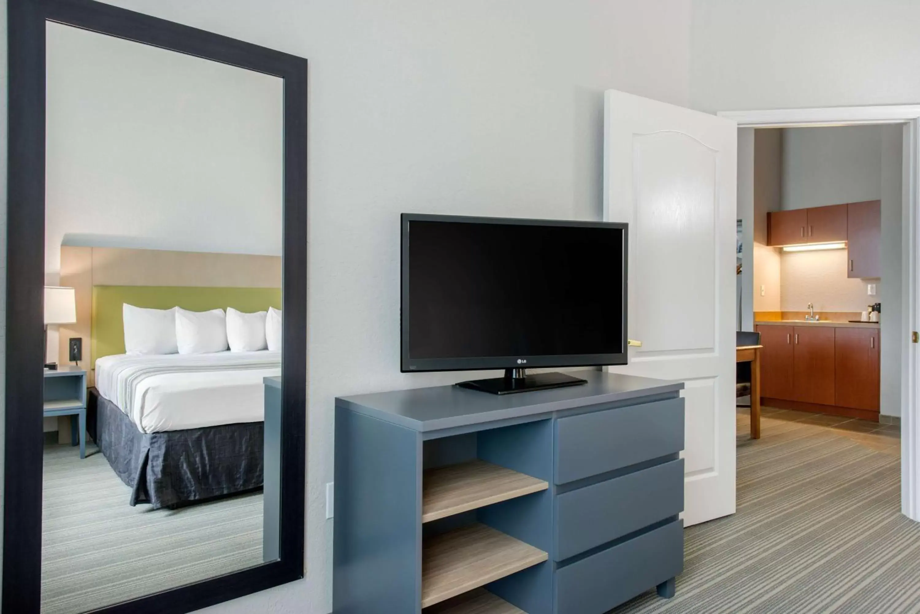 TV and multimedia, TV/Entertainment Center in Country Inn & Suites by Radisson, Port Canaveral, FL