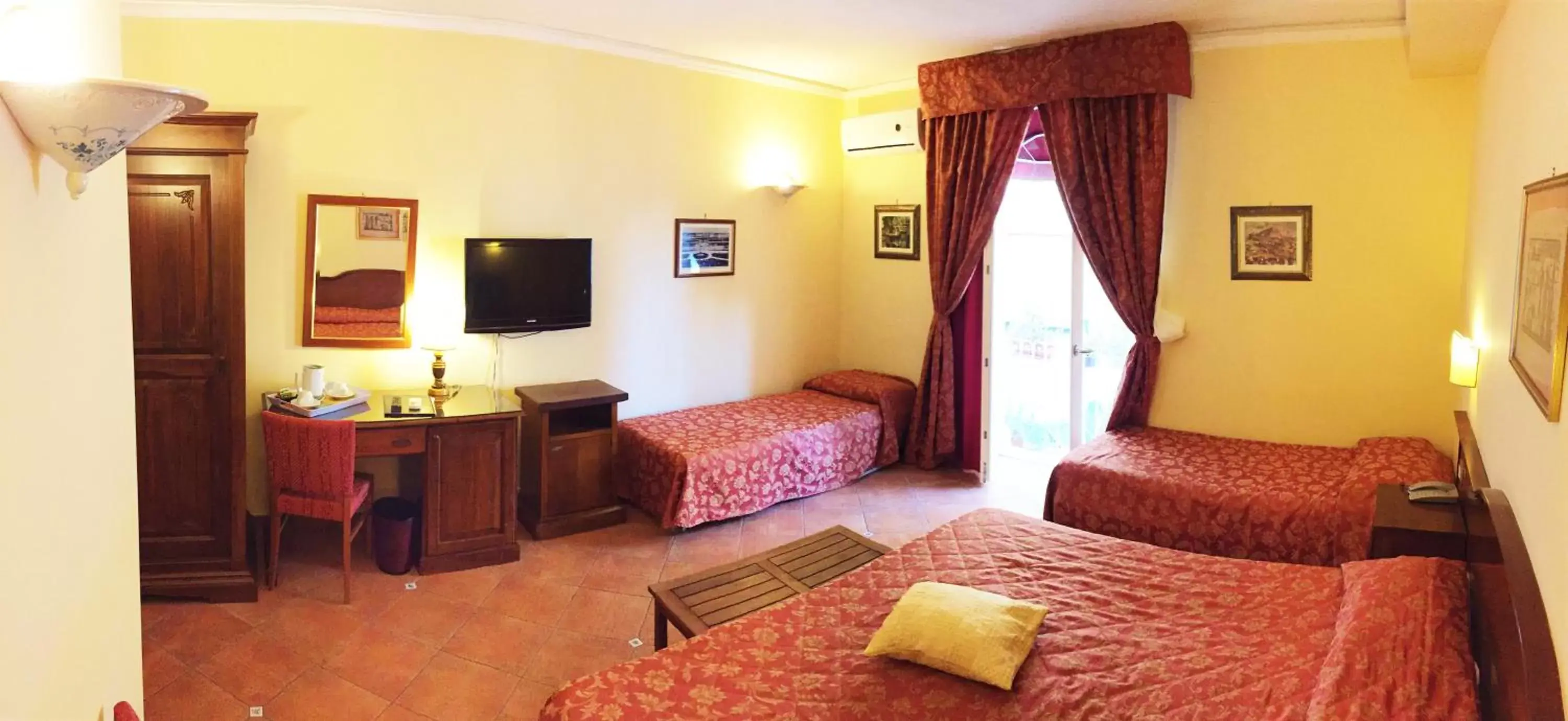 Photo of the whole room, Room Photo in Hotel Mediterraneo