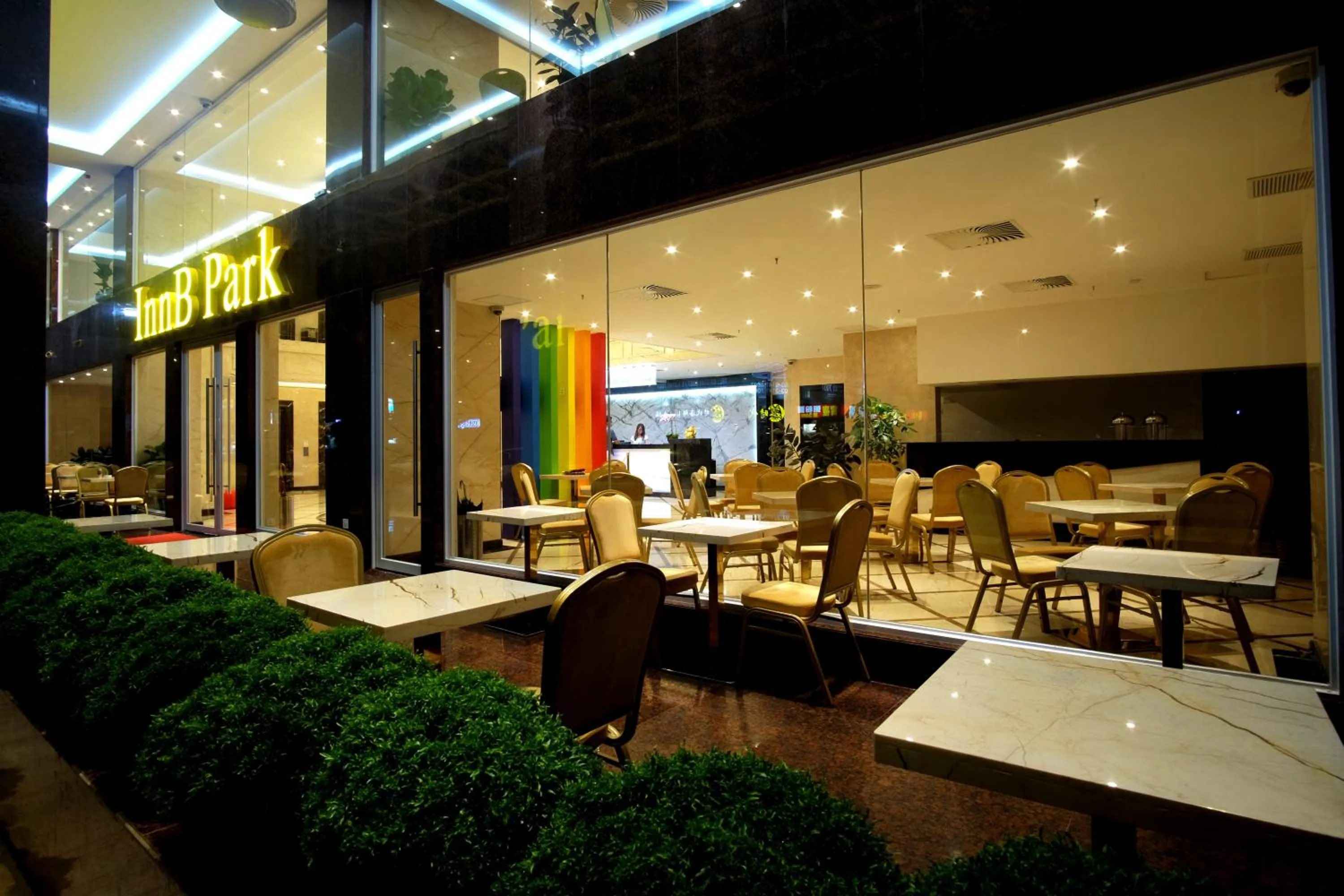 Restaurant/places to eat in InnB Park Hotel