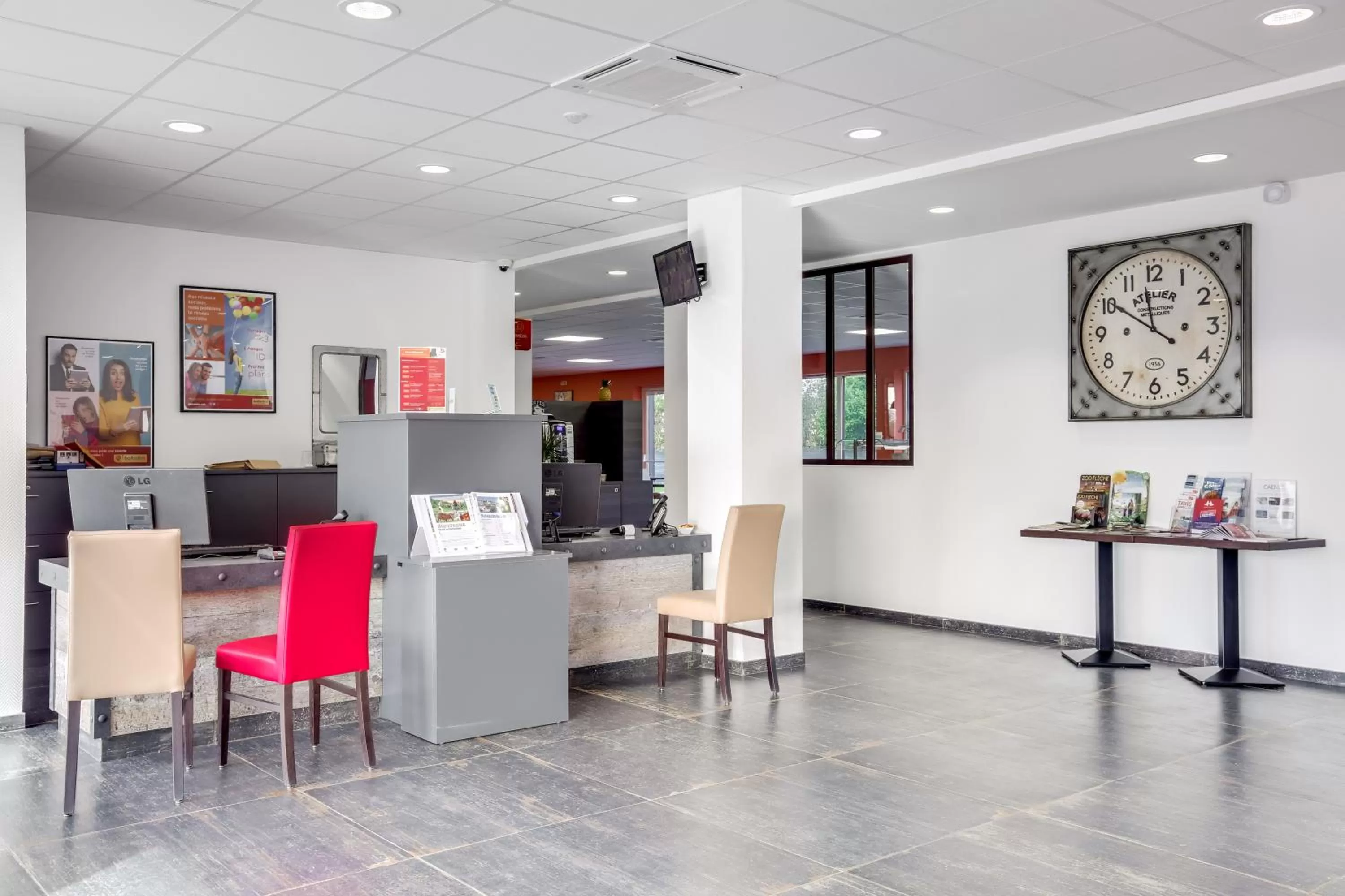 Lobby or reception in The Originals City, Hôtel Caen Mémorial