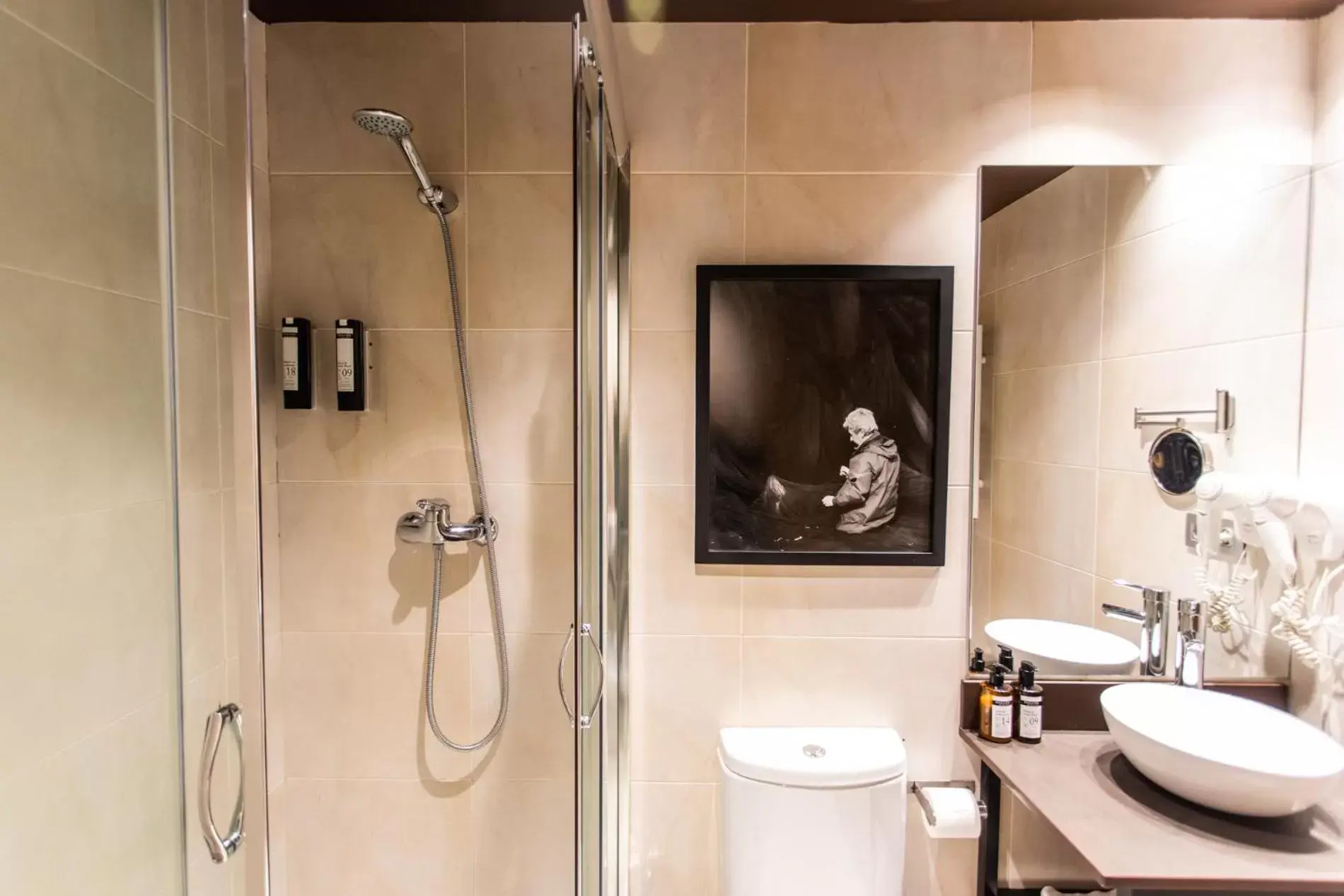 Bathroom in Hotel Trueba