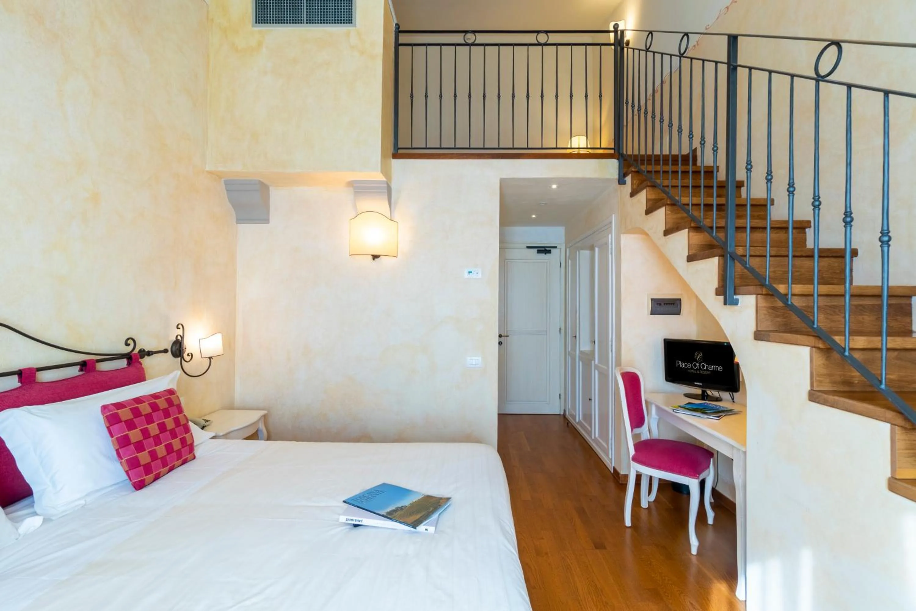 Photo of the whole room, Bed in Hotel Borgo Di Cortefreda - Place of Charme