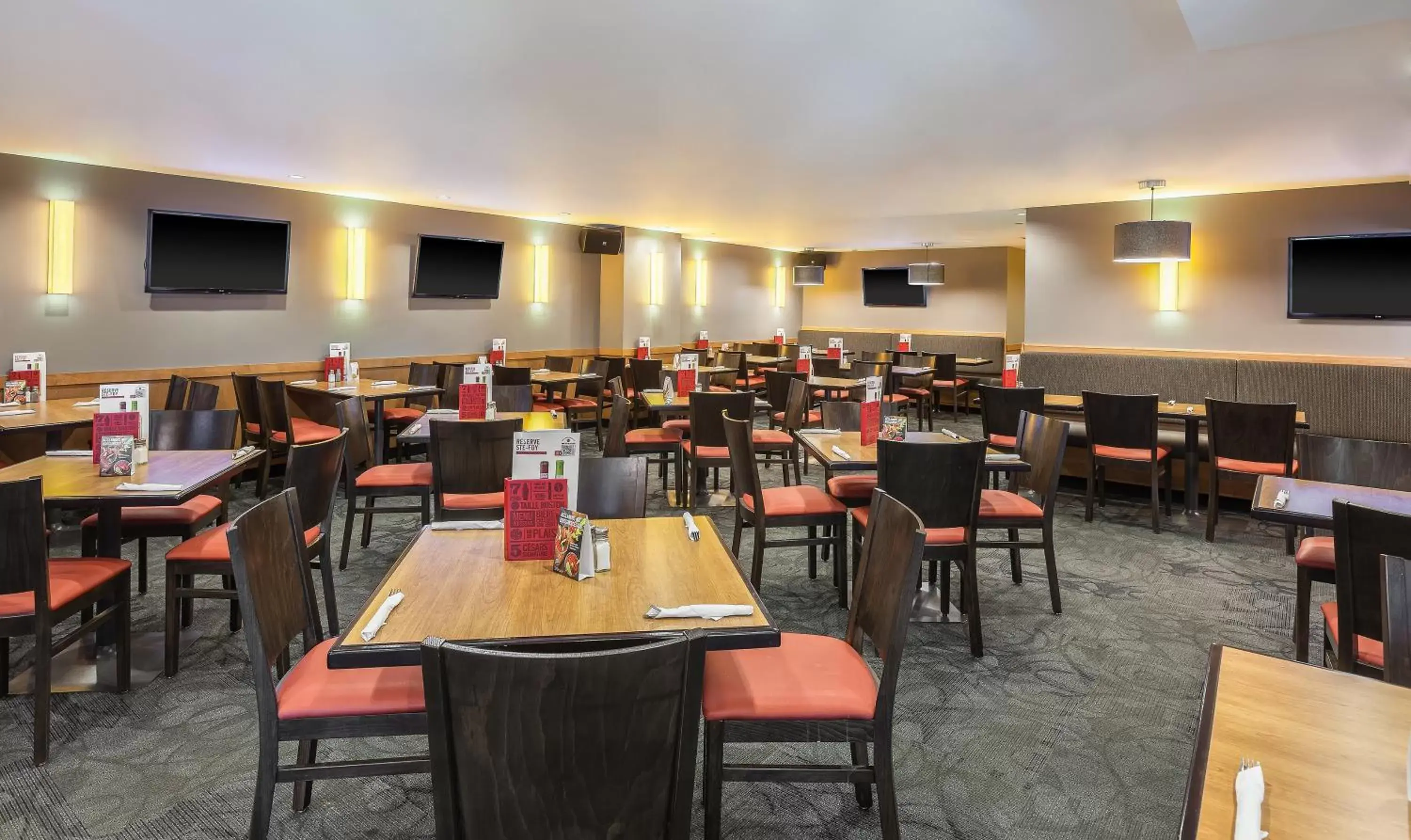 Restaurant/places to eat in Hotel Universel Restaurant/places to eat in Hotel Universel