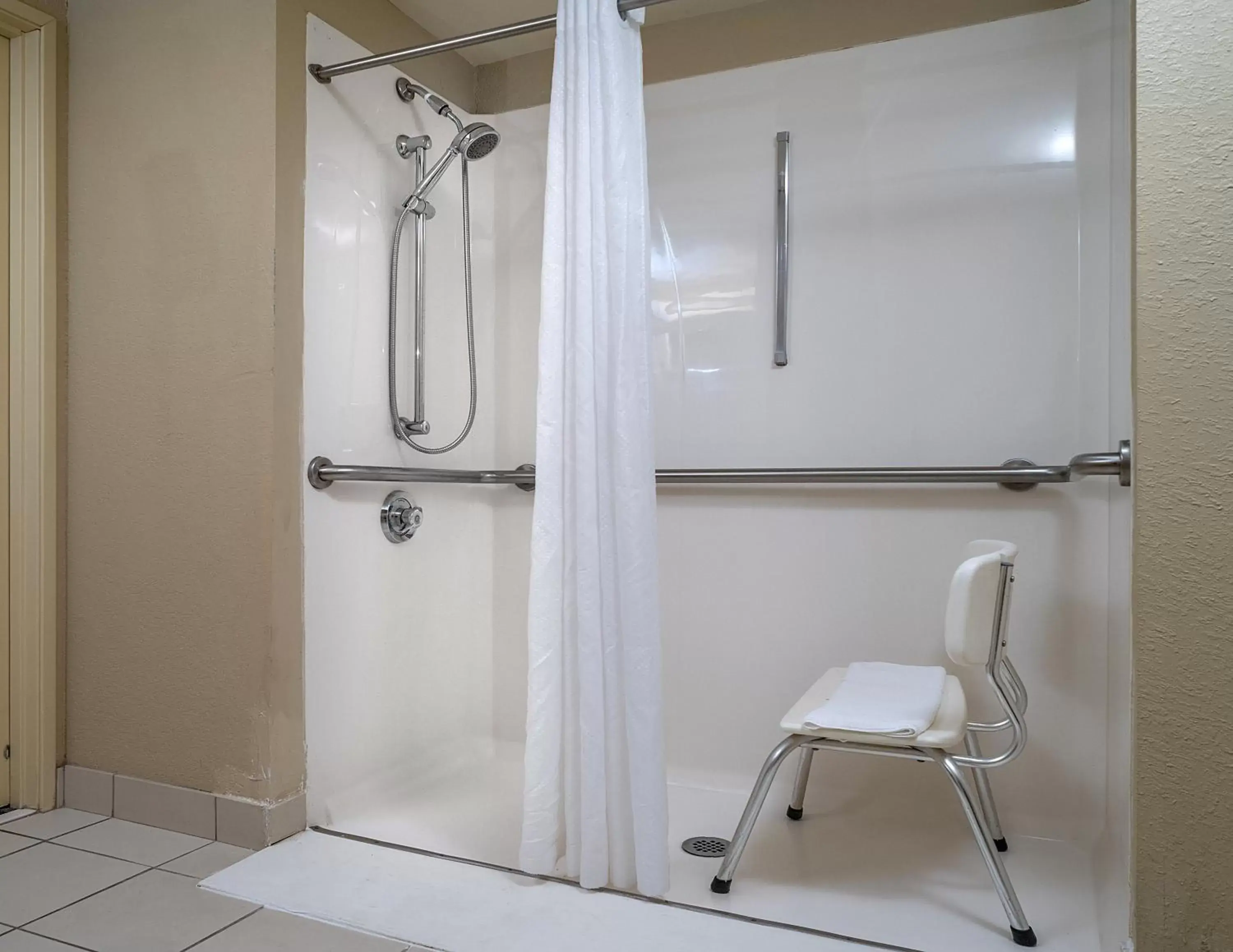 Shower, Bathroom in Country Inn & Suites by Radisson, Princeton, WV