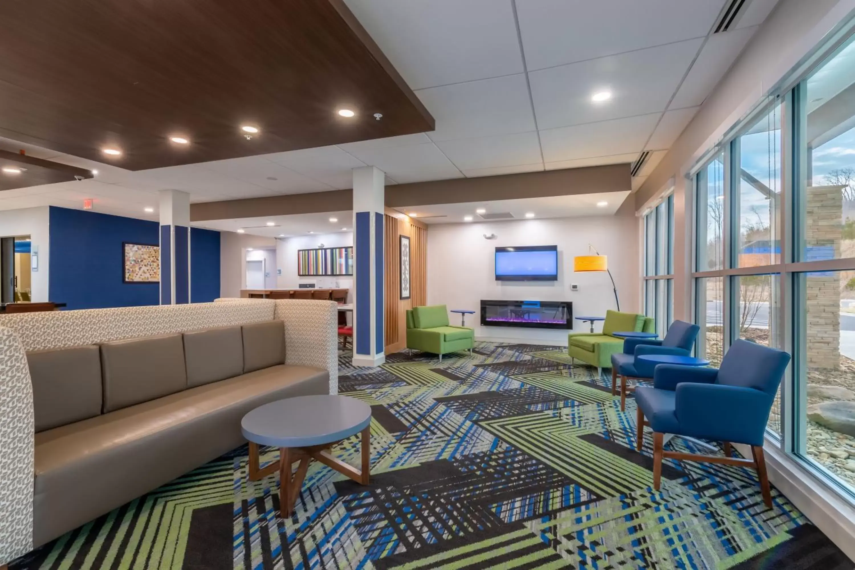 Property building, Lounge/Bar in Holiday Inn Express & Suites - Marion, an IHG Hotel