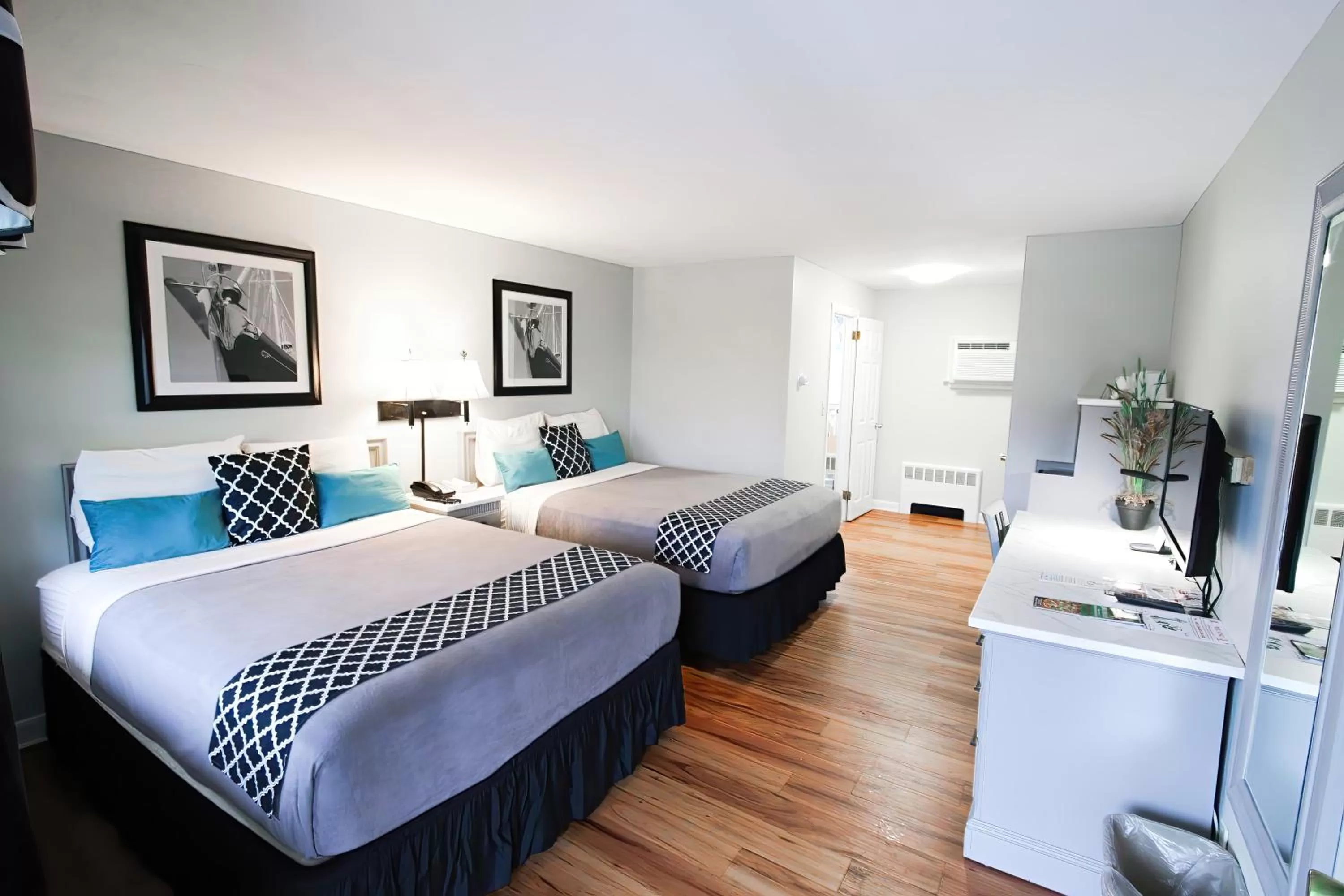 Bed in Colonial Inn Seekonk