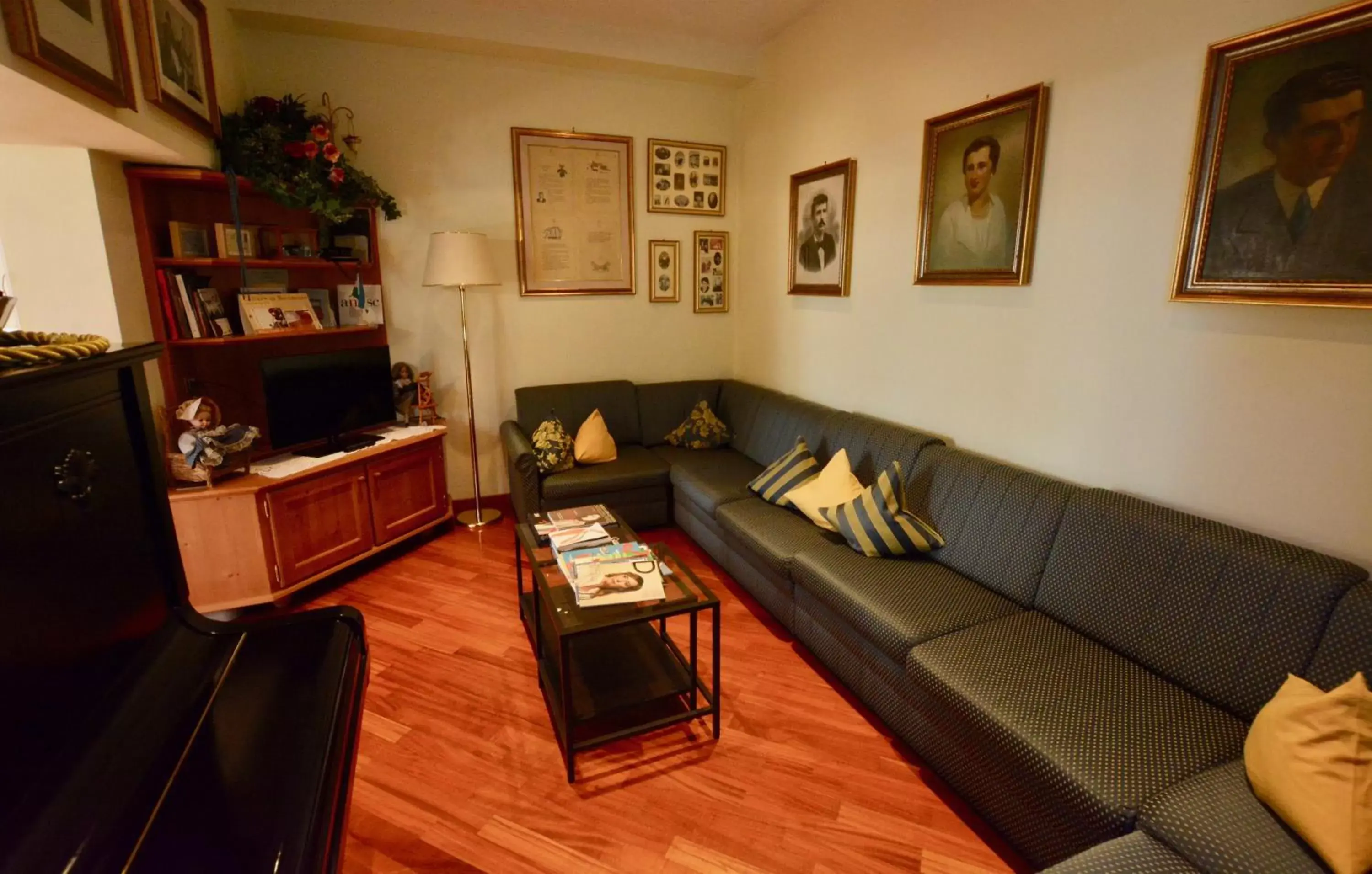 Communal lounge/ TV room, Seating Area in Hotel Faloria