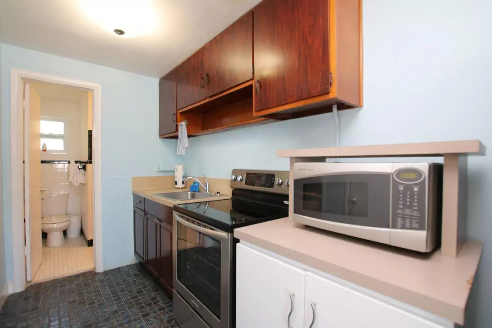 Kitchen/Kitchenette in Sunset Cove Beach Resort