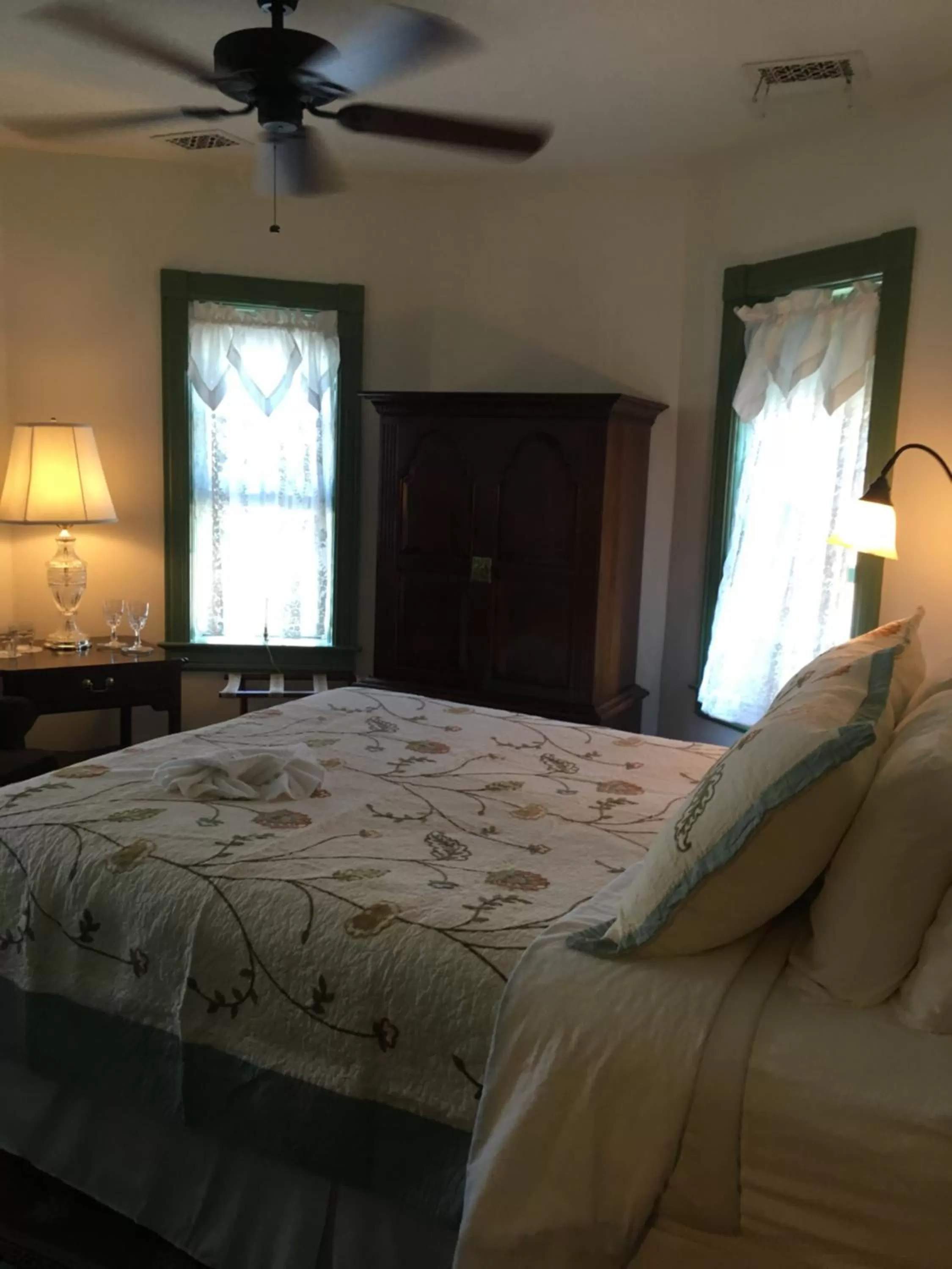 Bed in Parsonage Inn Bed and Breakfast