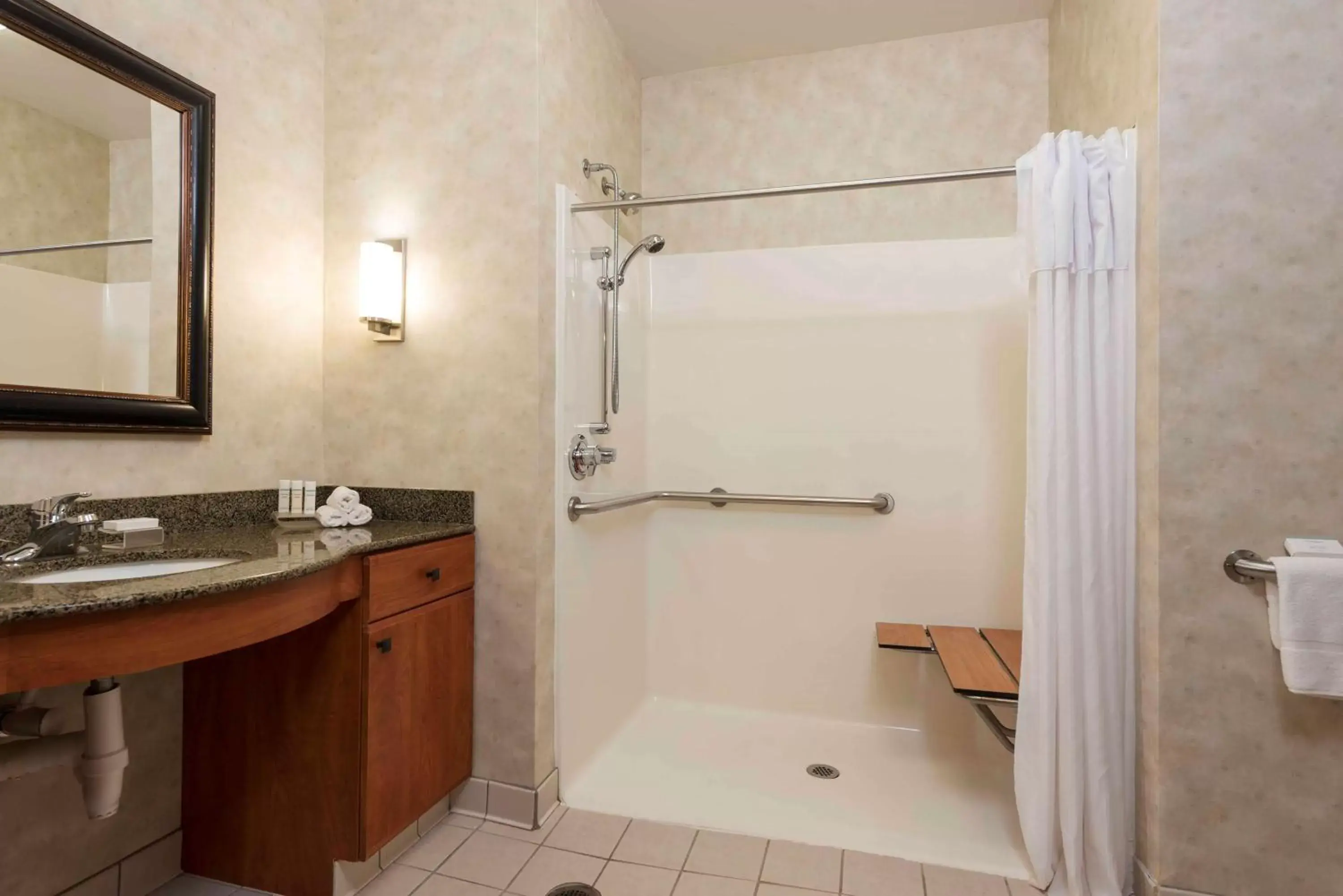 Bathroom in Homewood Suites by Hilton Indianapolis Airport / Plainfield