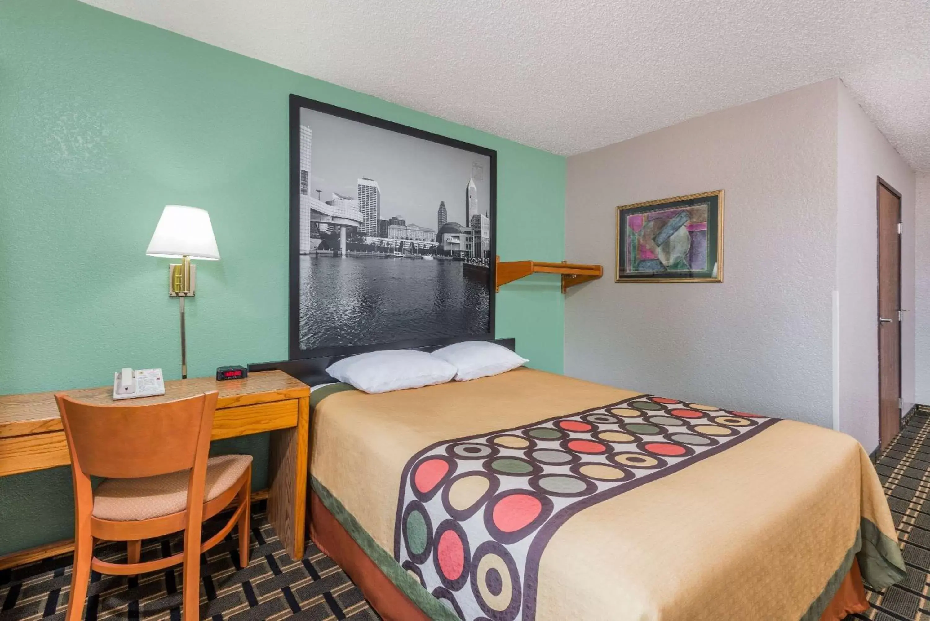 Photo of the whole room, Bed in Super 8 by Wyndham Twinsburg/Cleveland Area