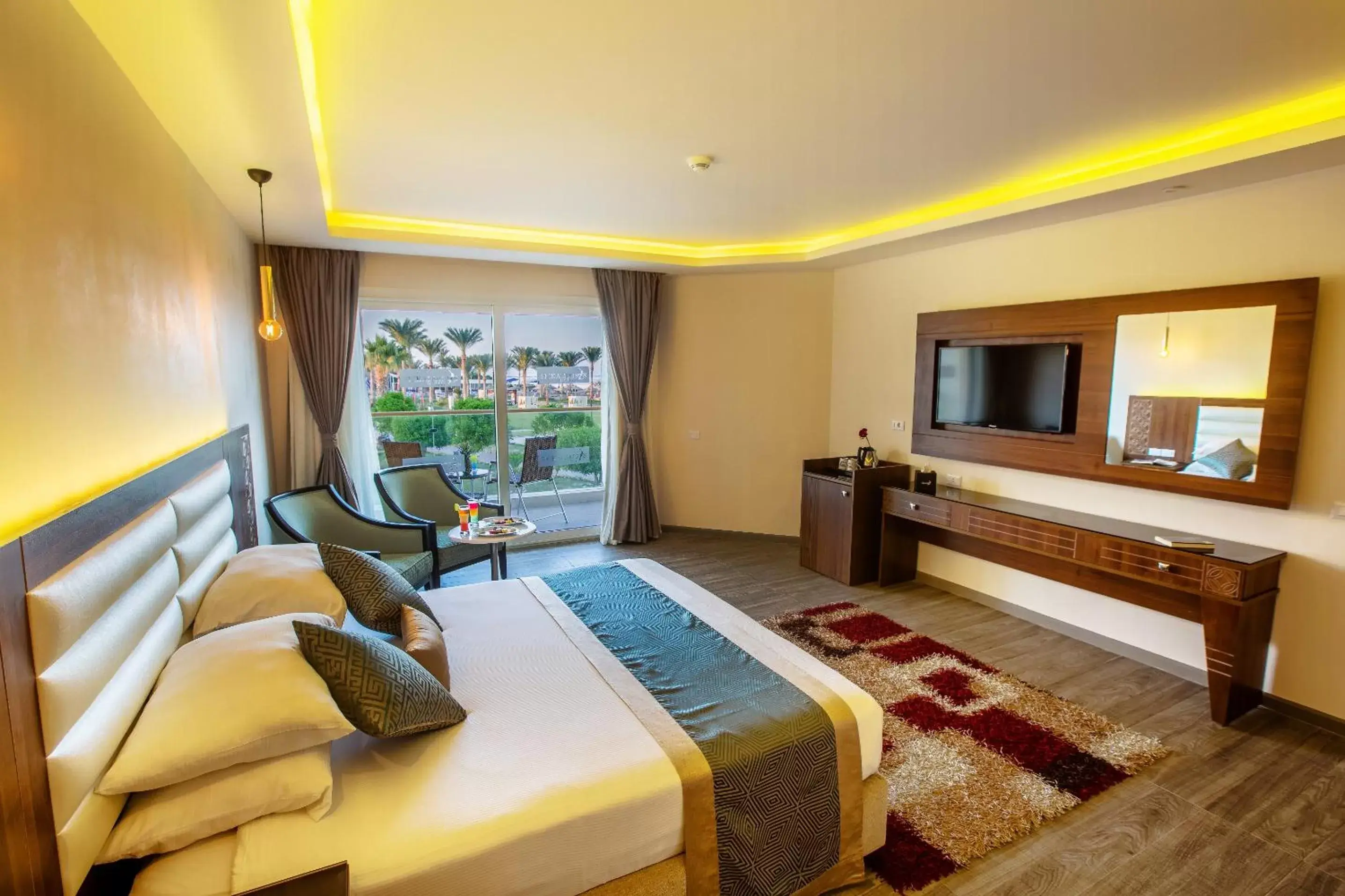 Bedroom, TV/Entertainment Center in Pickalbatros Royal Moderna Sharm "Aqua Park"