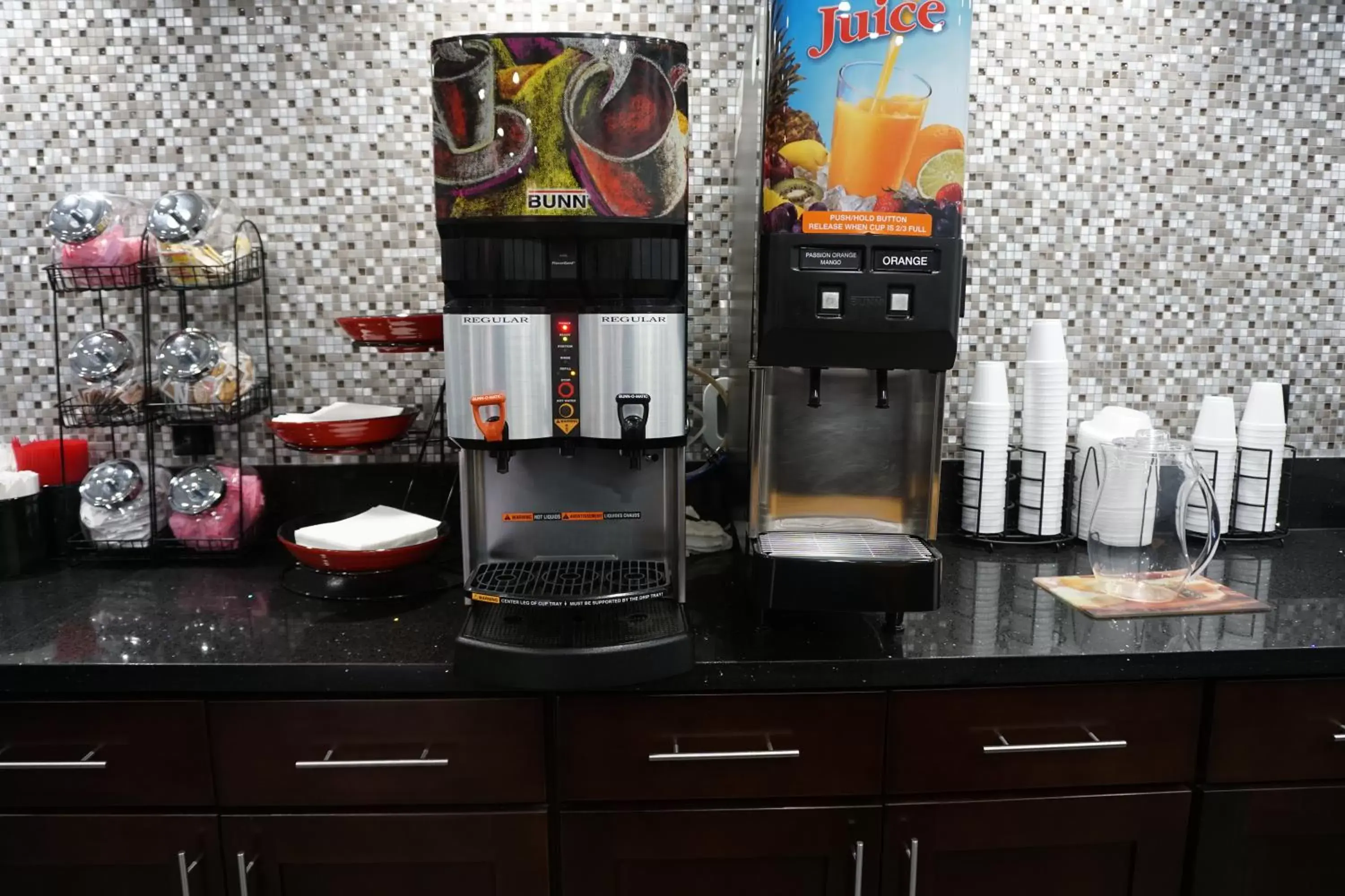 Coffee/tea facilities in Hollywood Inn Express LAX