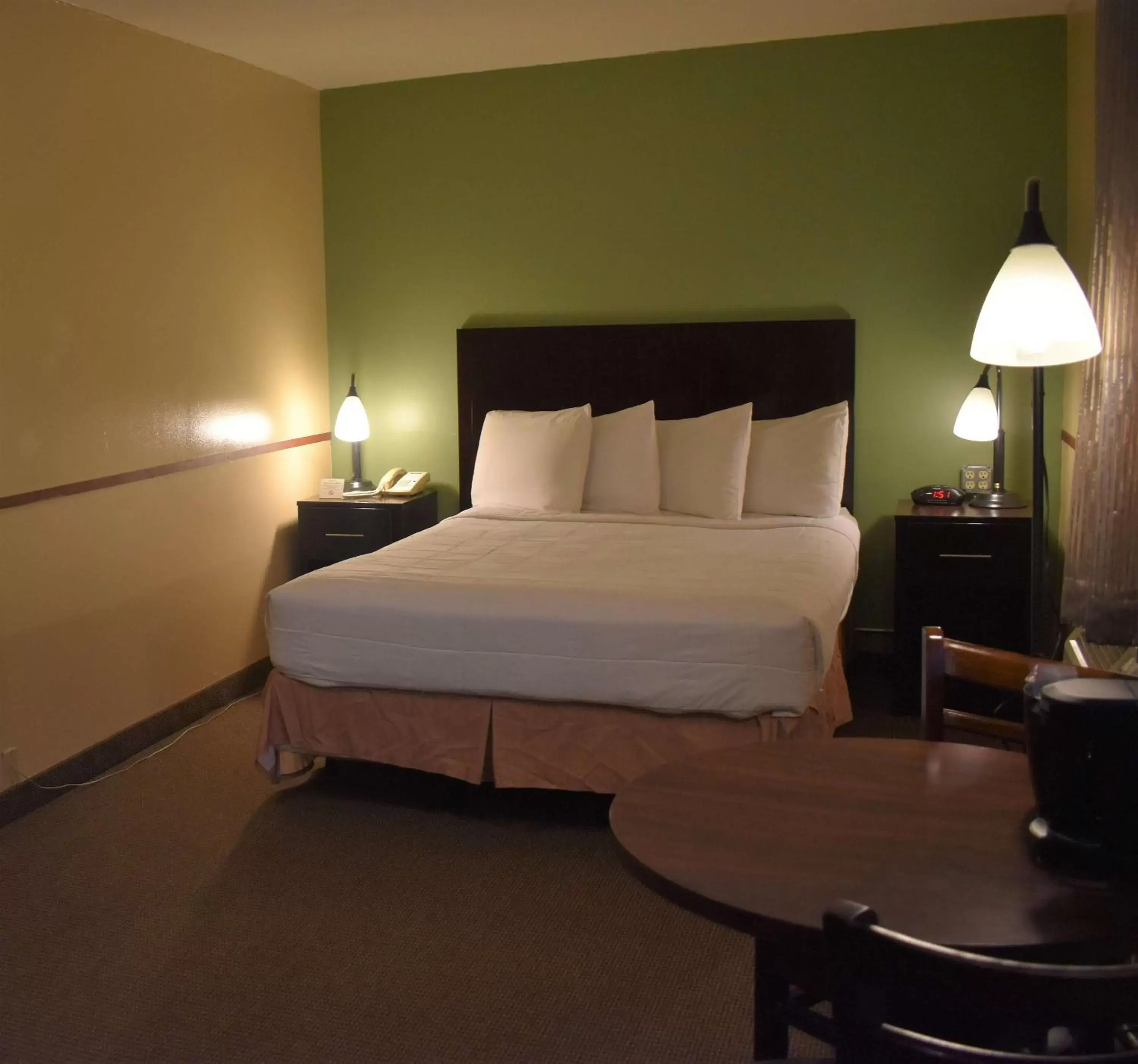 Photo of the whole room, Bed in SureStay Hotel by Best Western Portland City Center