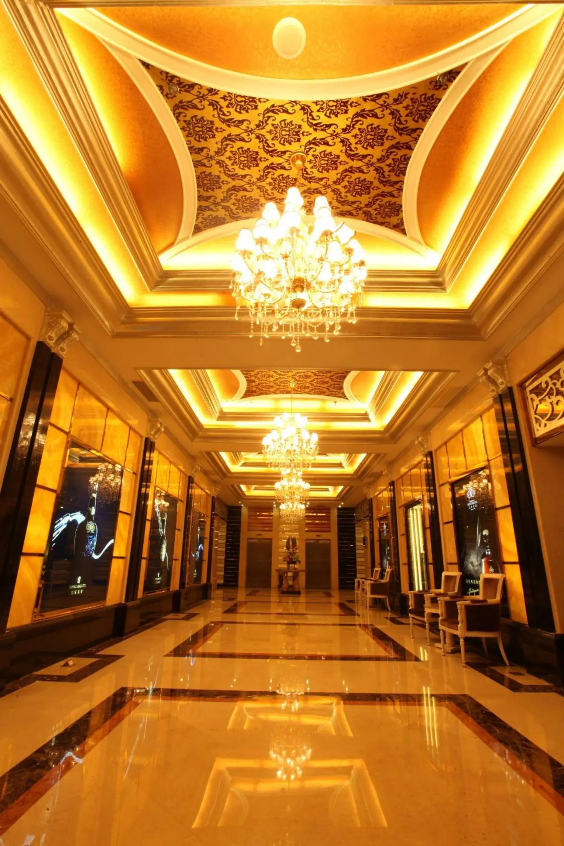 Nightclub / DJ, Lobby/Reception in Zhongwei Green Lake Hotel Kunming