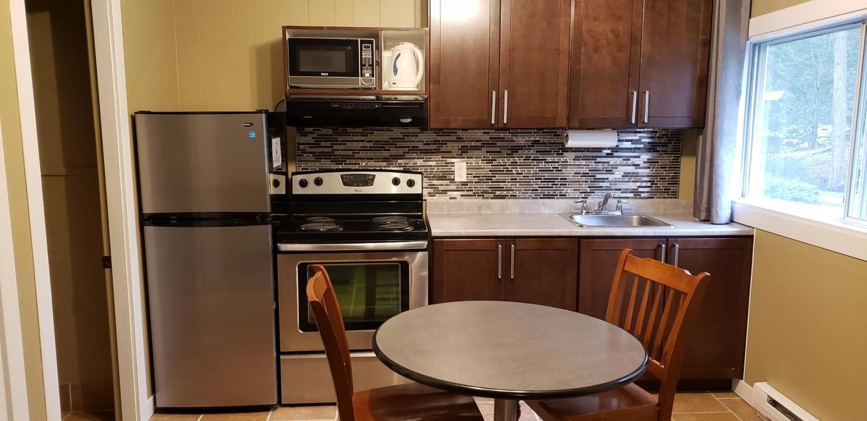 Kitchen or kitchenette, Kitchen/Kitchenette in Malahat Bungalows Motel