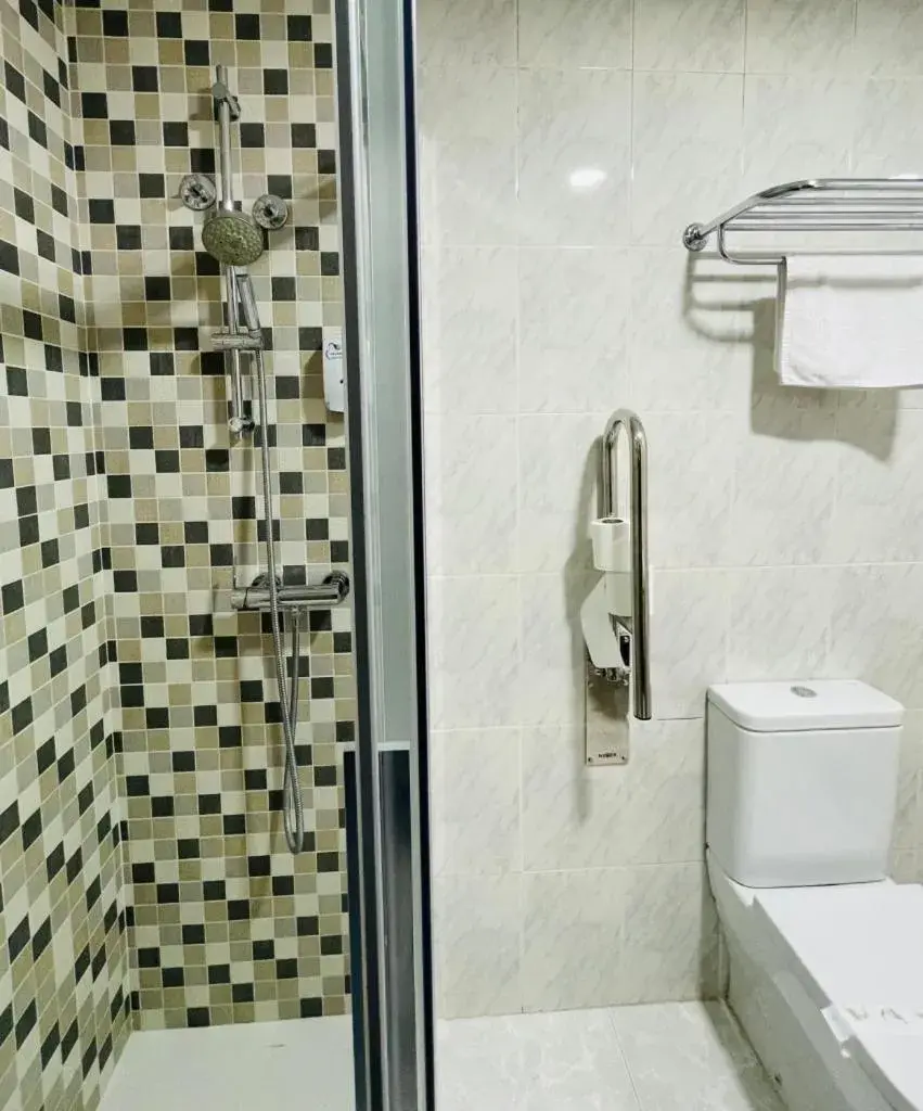 Shower, Bathroom in Hotel Yerri