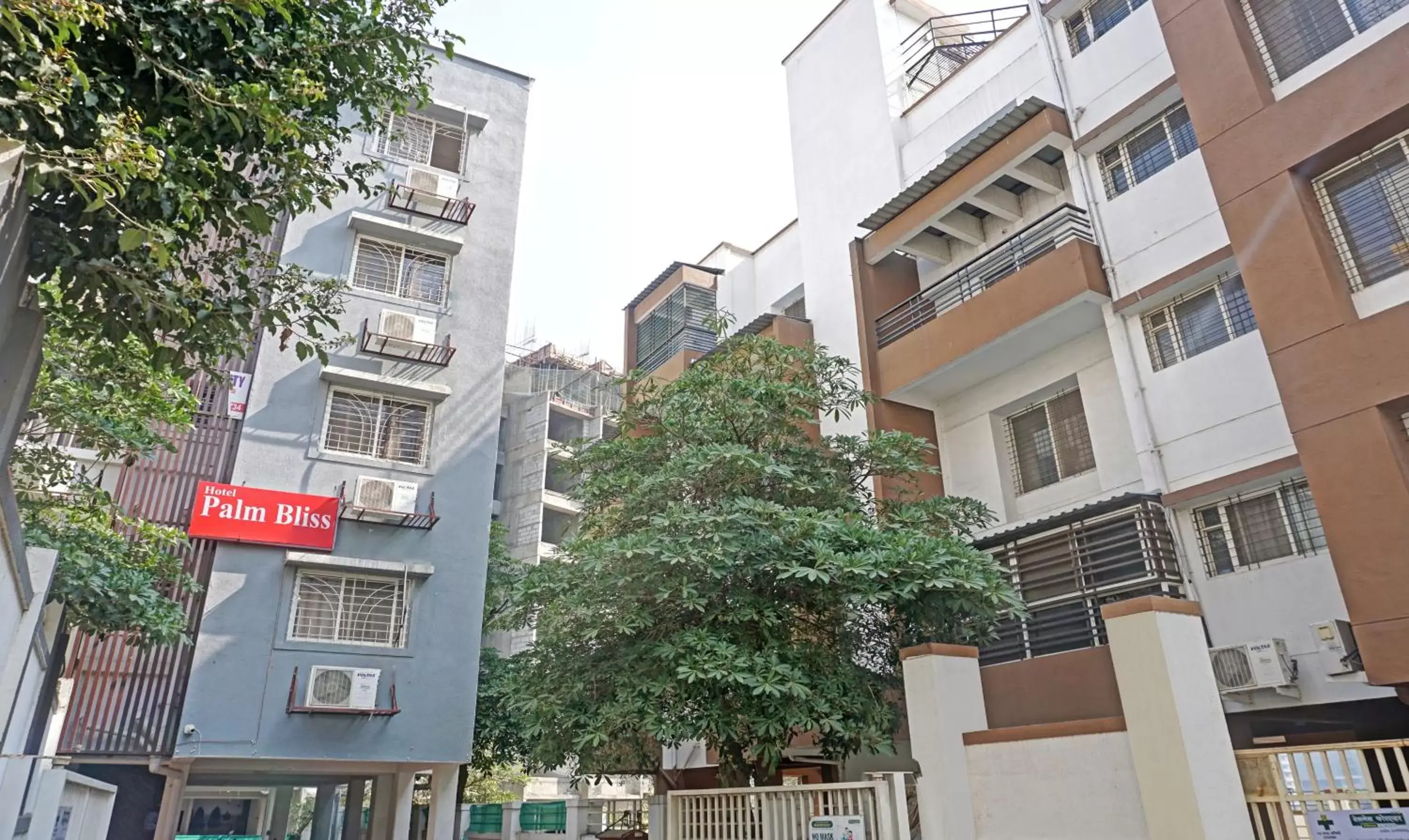 Property building in Itsy Hotels AY Plus Hotels Property building in Itsy Hotels AY Plus Hotels