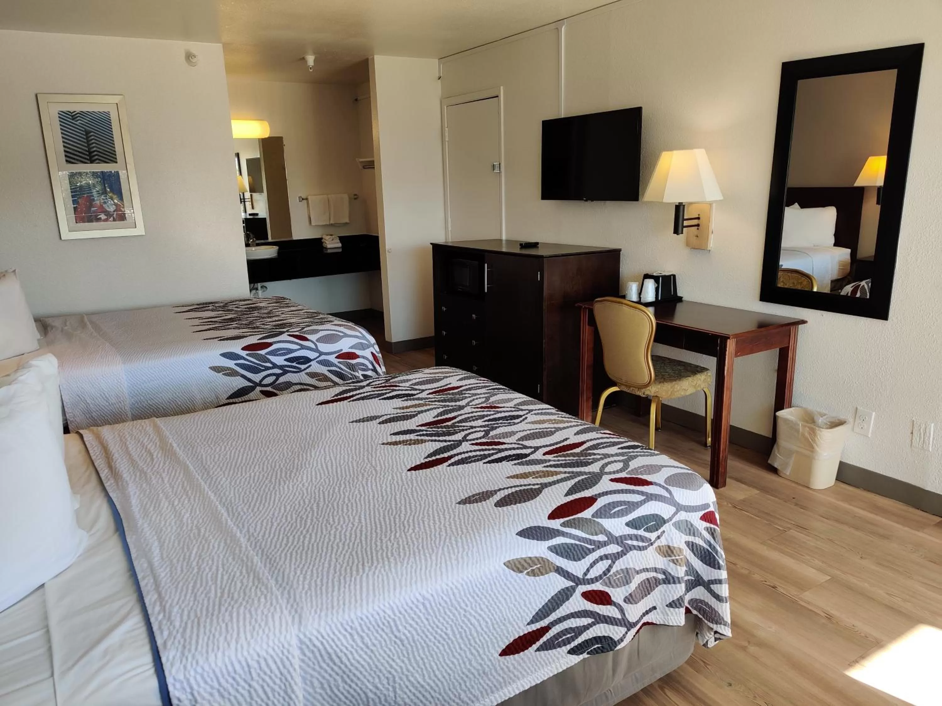  Deluxe Room with Two Queen Beds Non-Smoking in Red Roof Inn Houston - Jersey Village