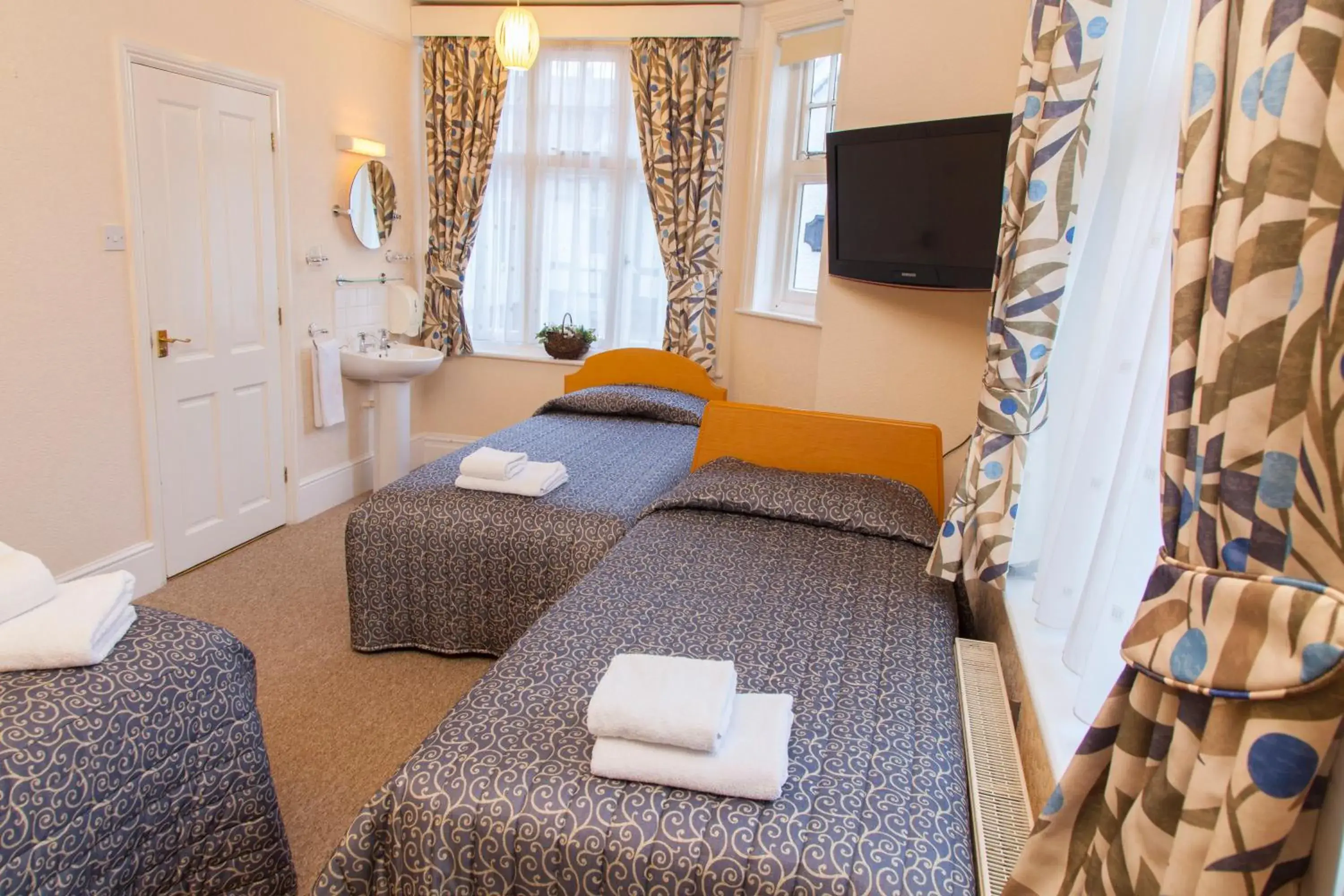 Bed in Gatwick Turret Guest House