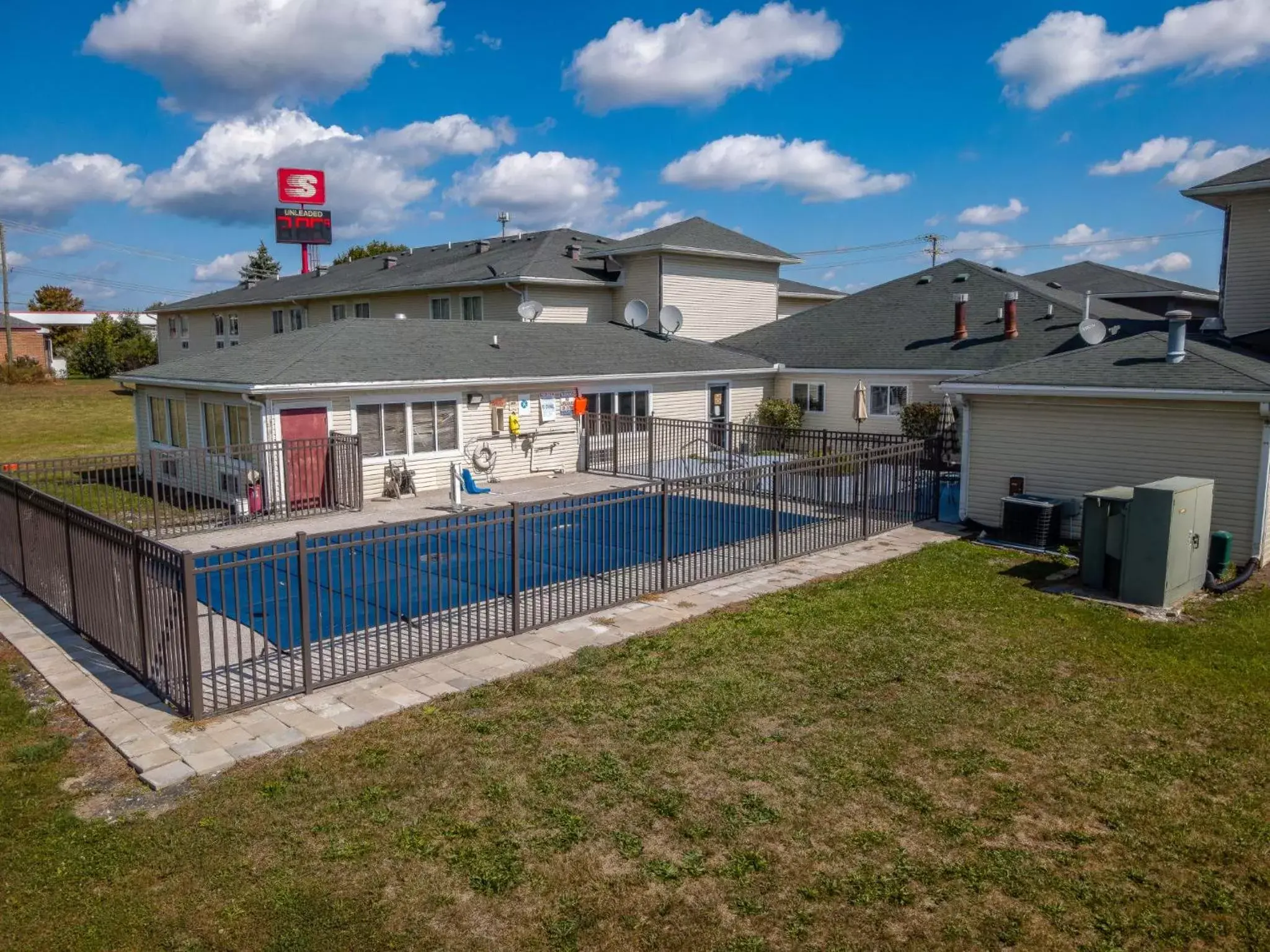 Swimming Pool in American Inn & suites