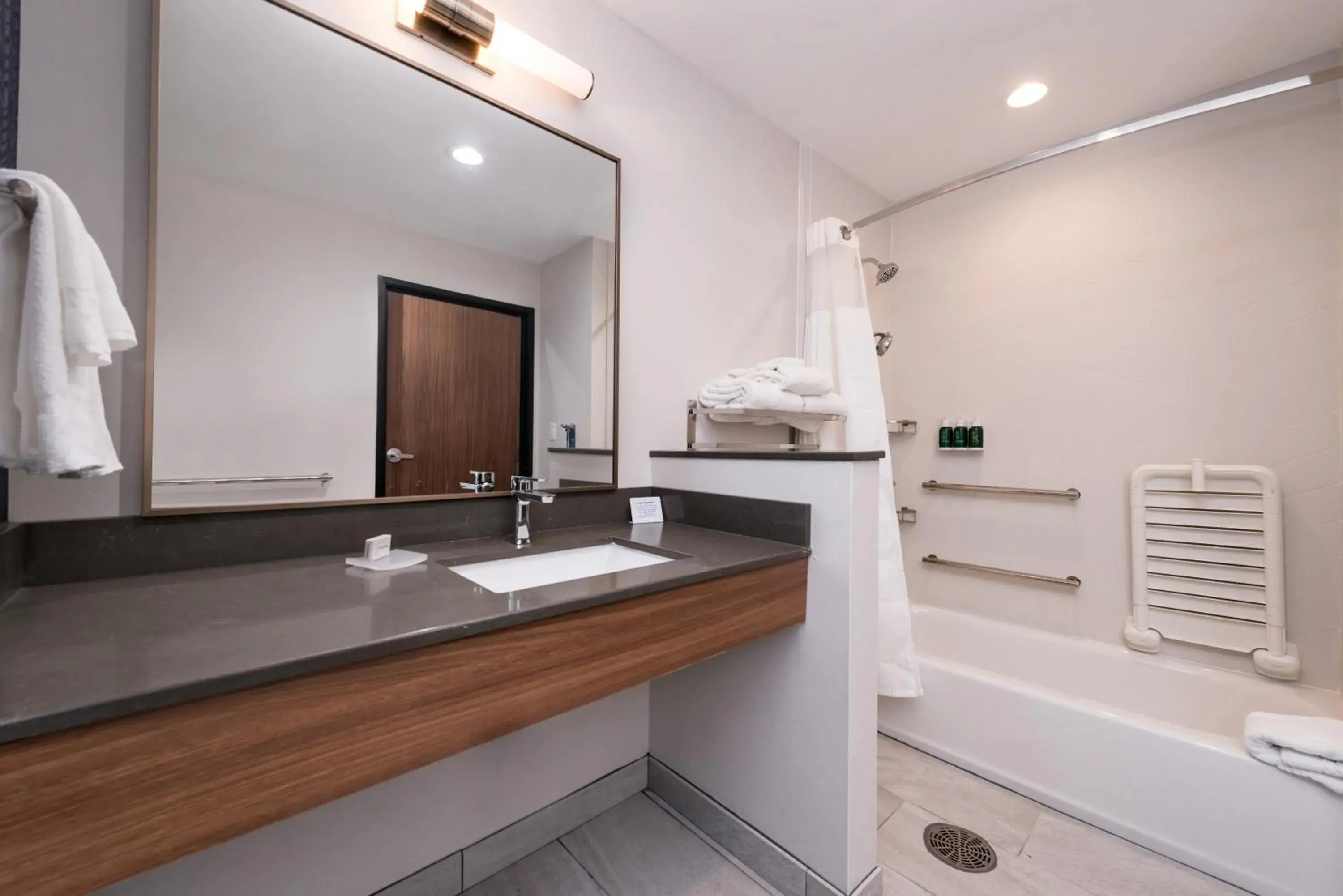 Bath, Bathroom in Fairfield Inn & Suites by Marriott Fort Worth Southwest at Cityview