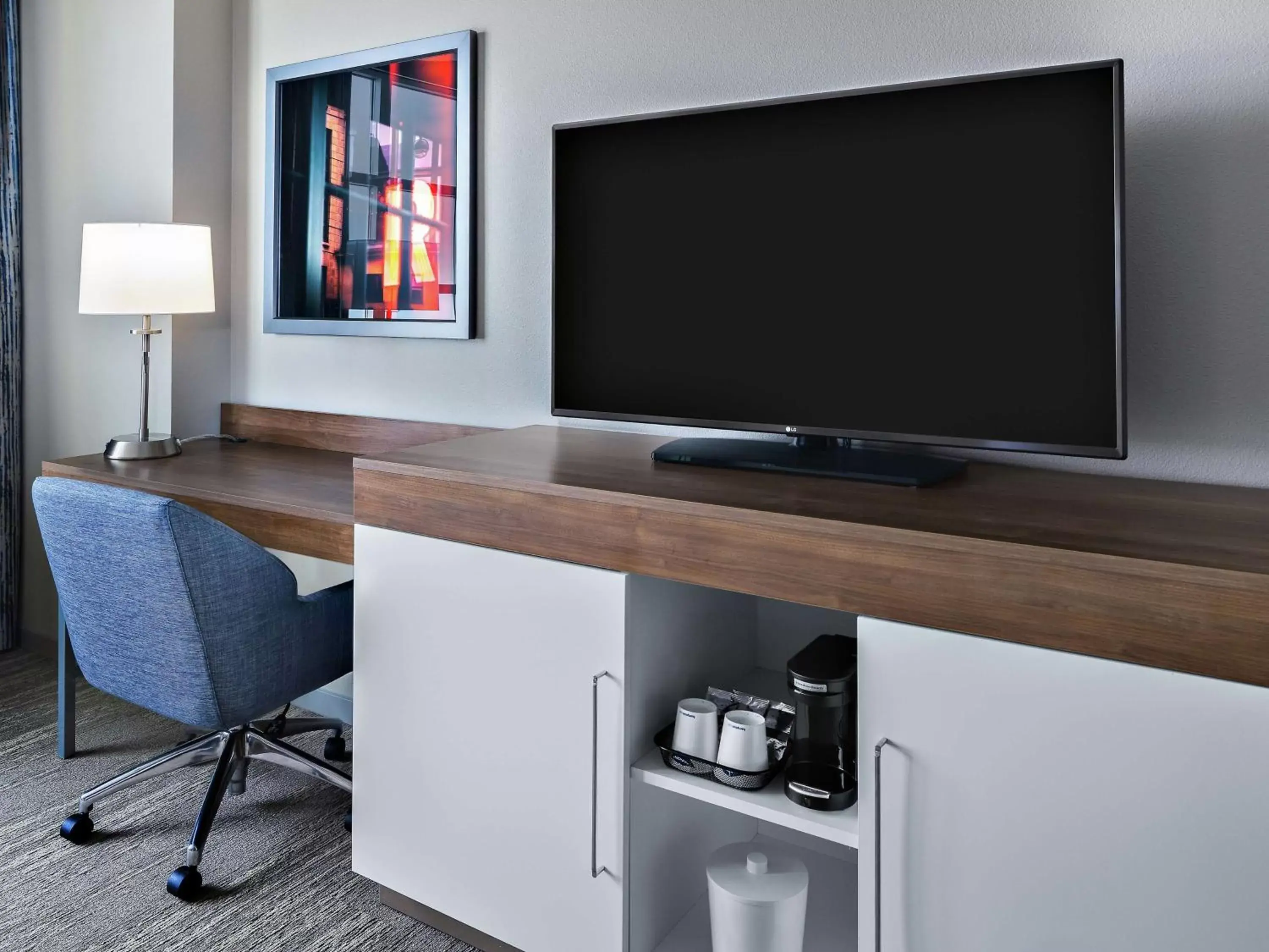 Bedroom, TV/Entertainment Center in Hampton Inn Chicago McCormick Place