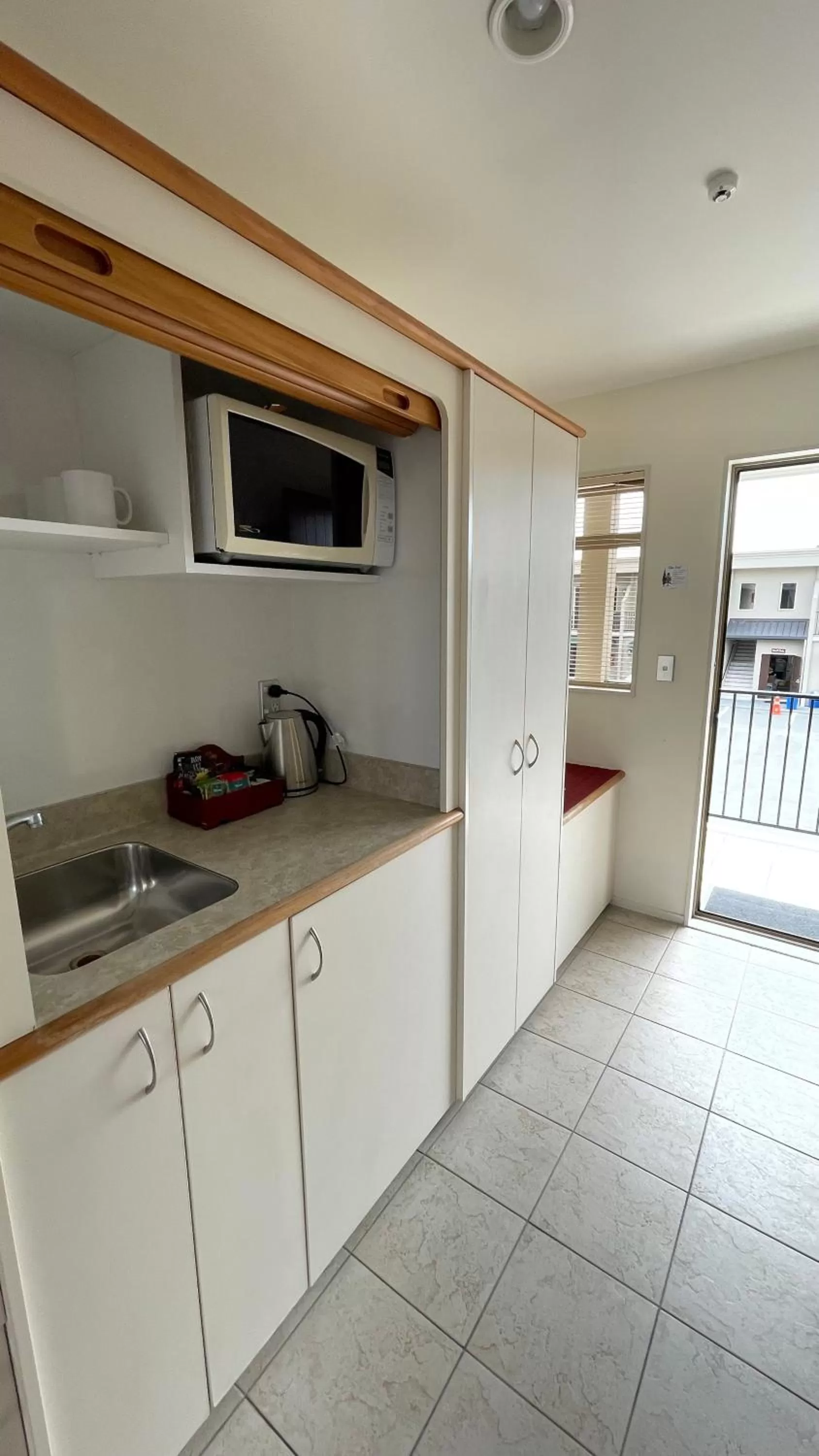 Kitchen or kitchenette in Chantillys Motor Lodge