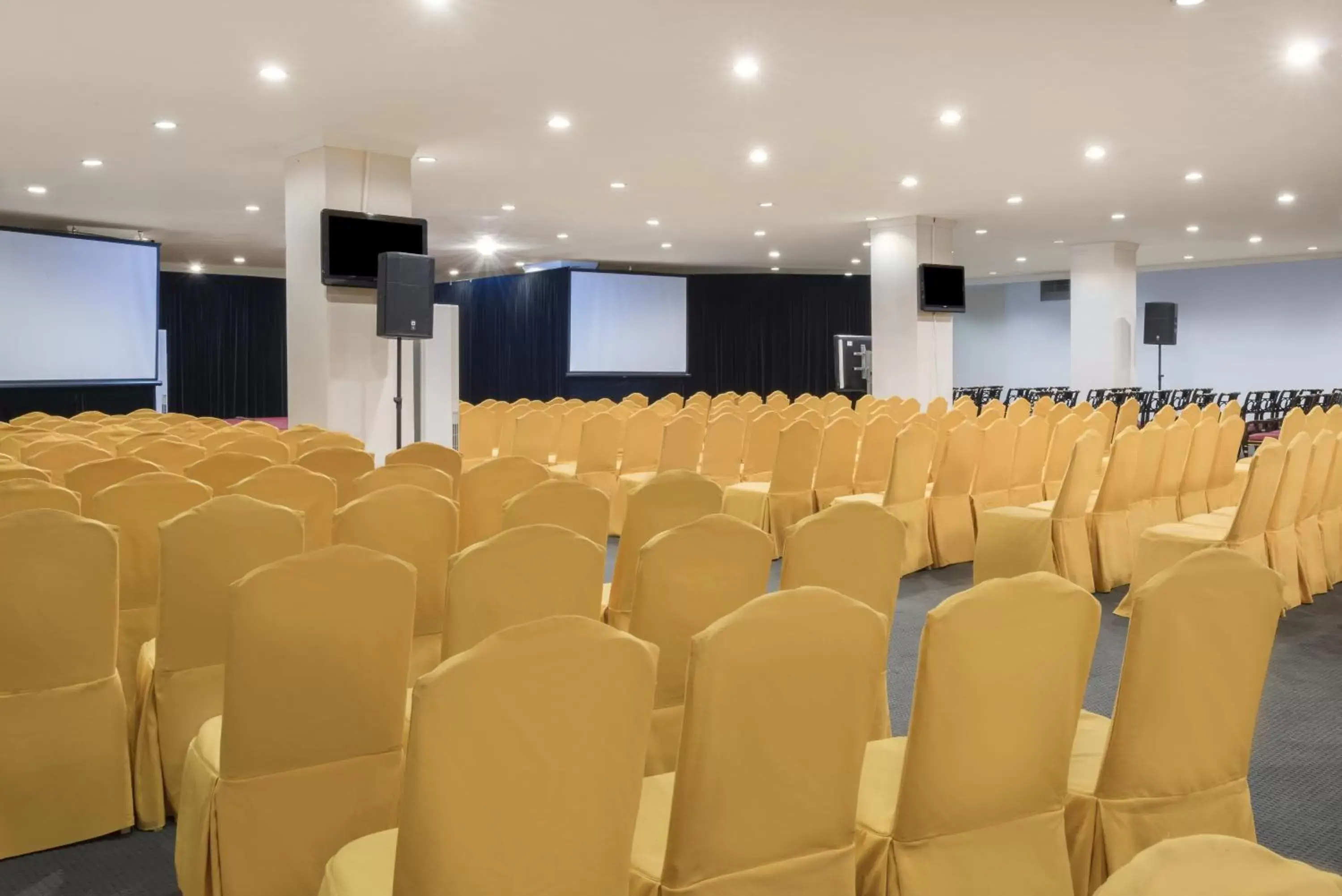 Meeting/conference room in Crowne Plaza Qingdao, an IHG Hotel