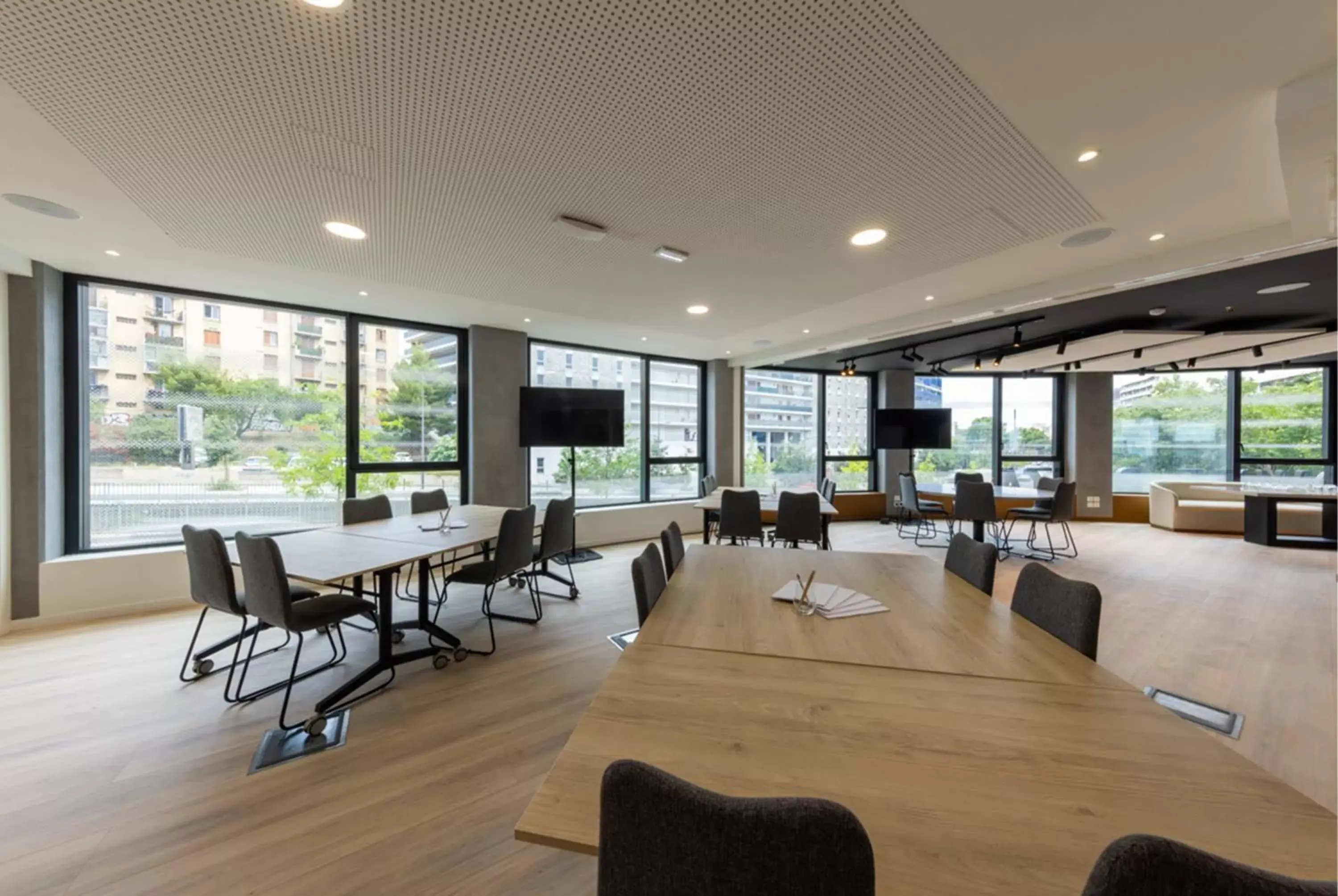 Meeting/conference room, Restaurant/Places to Eat in Crowne Plaza - Marseille Le Dôme