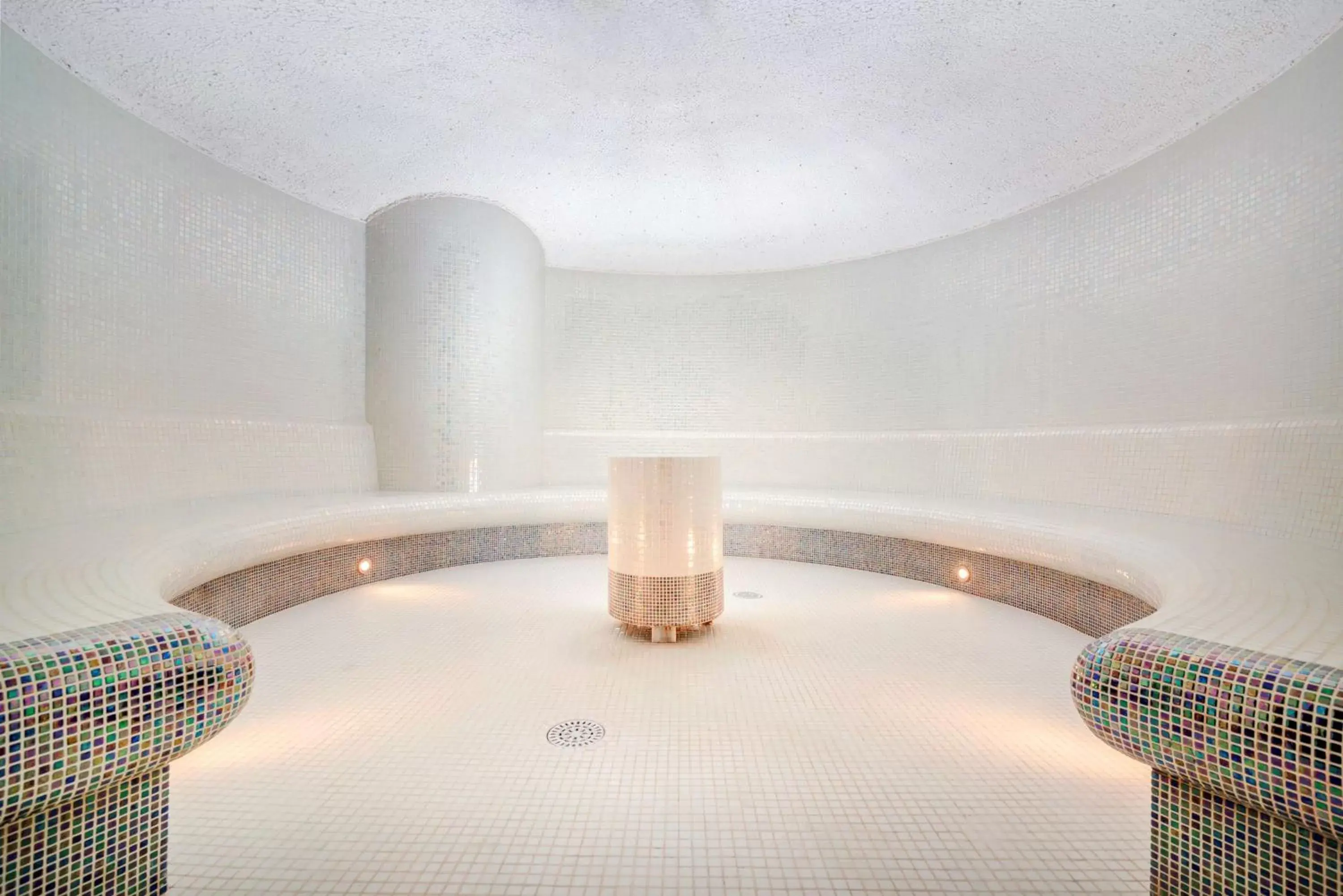 Spa and wellness centre/facilities in DoubleTree by Hilton Krakow Hotel & Convention Center