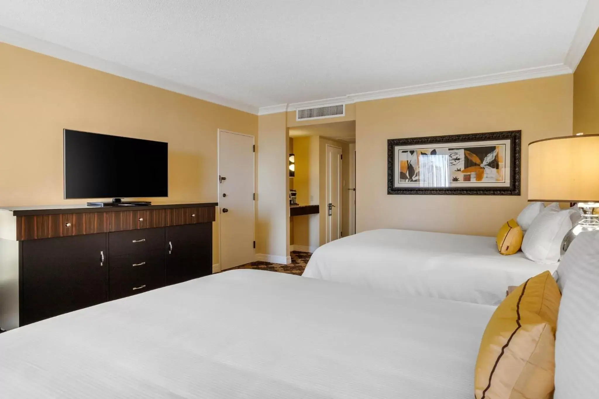 Photo of the whole room, Bed in Omni Houston Hotel
