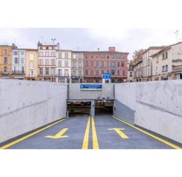 Parking in Hôtel du Commerce