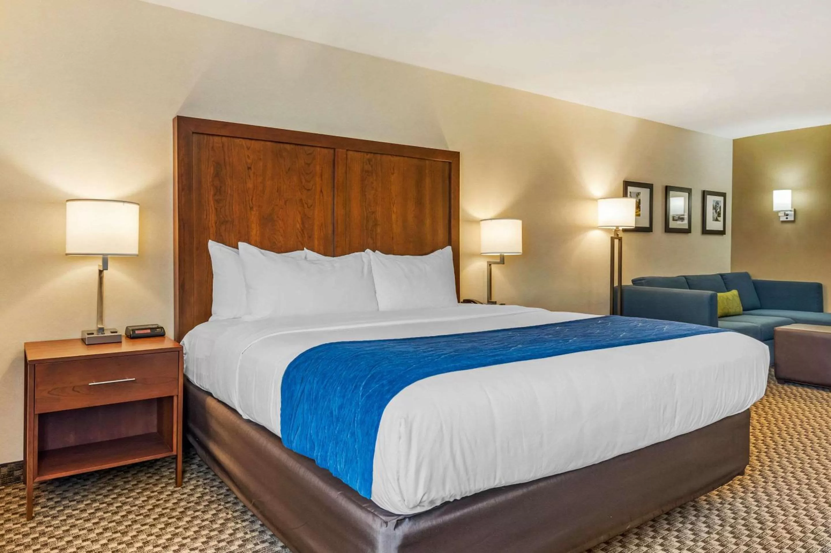 Photo of the whole room, Bed in Comfort Inn & Suites near Route 66