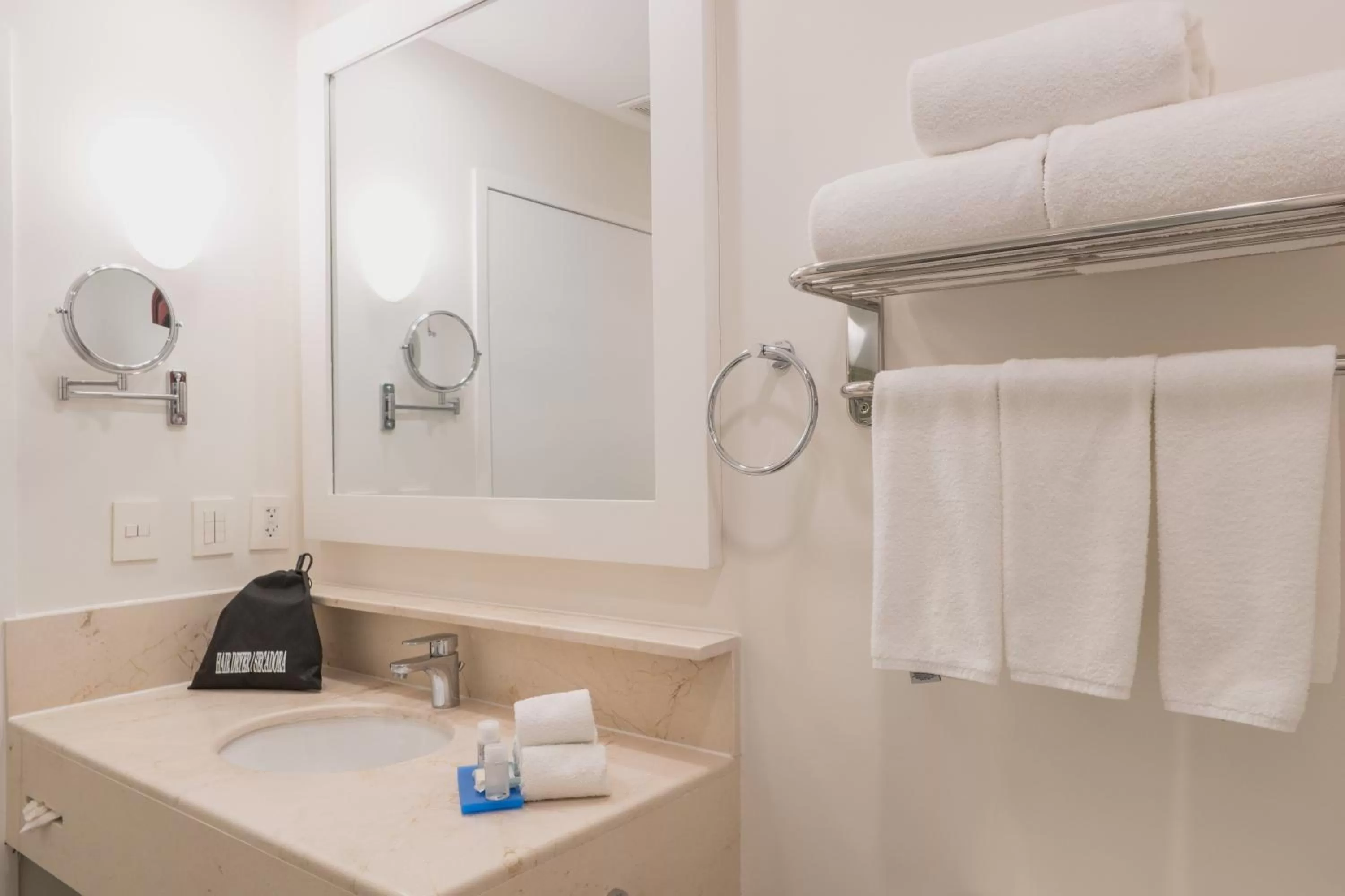 Bedroom in Holiday Inn Express & Suites Silao Aeropuerto Terminal by IHG