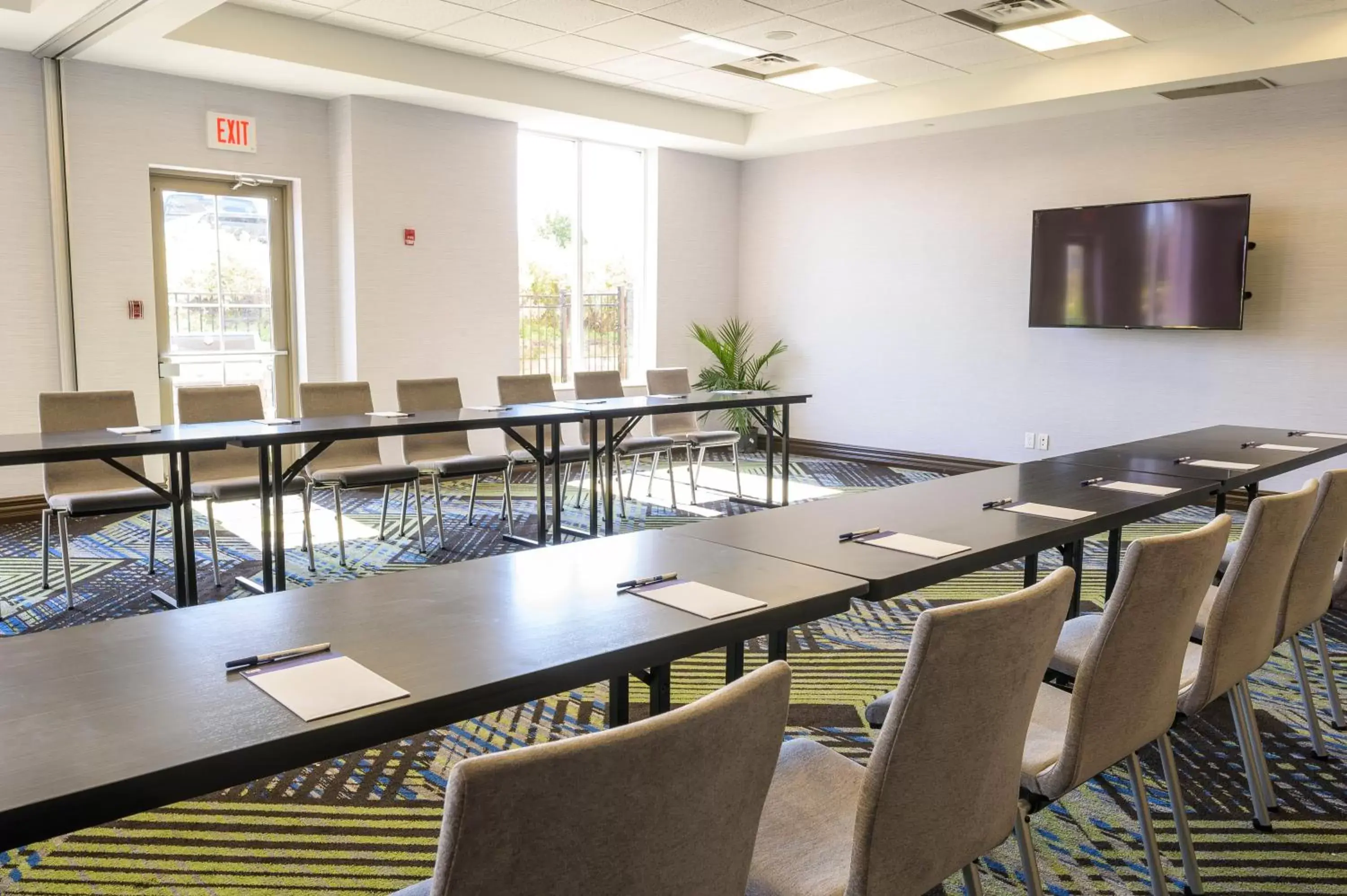 Meeting/conference room in Holiday Inn Express Hotel & Suites North Bay, an IHG Hotel