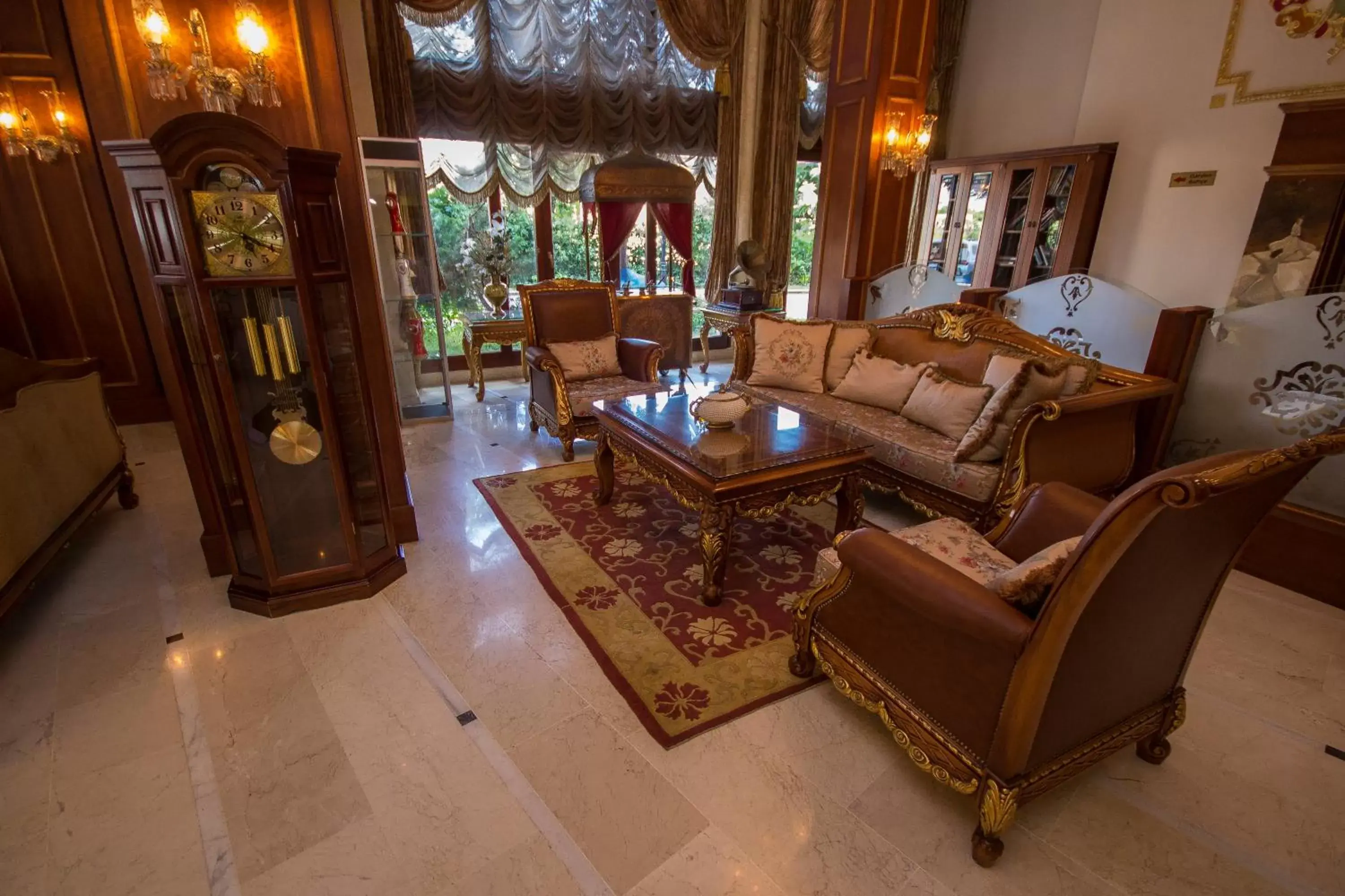 Communal lounge/ TV room in Deluxe Golden Horn Sultanahmet Hotel