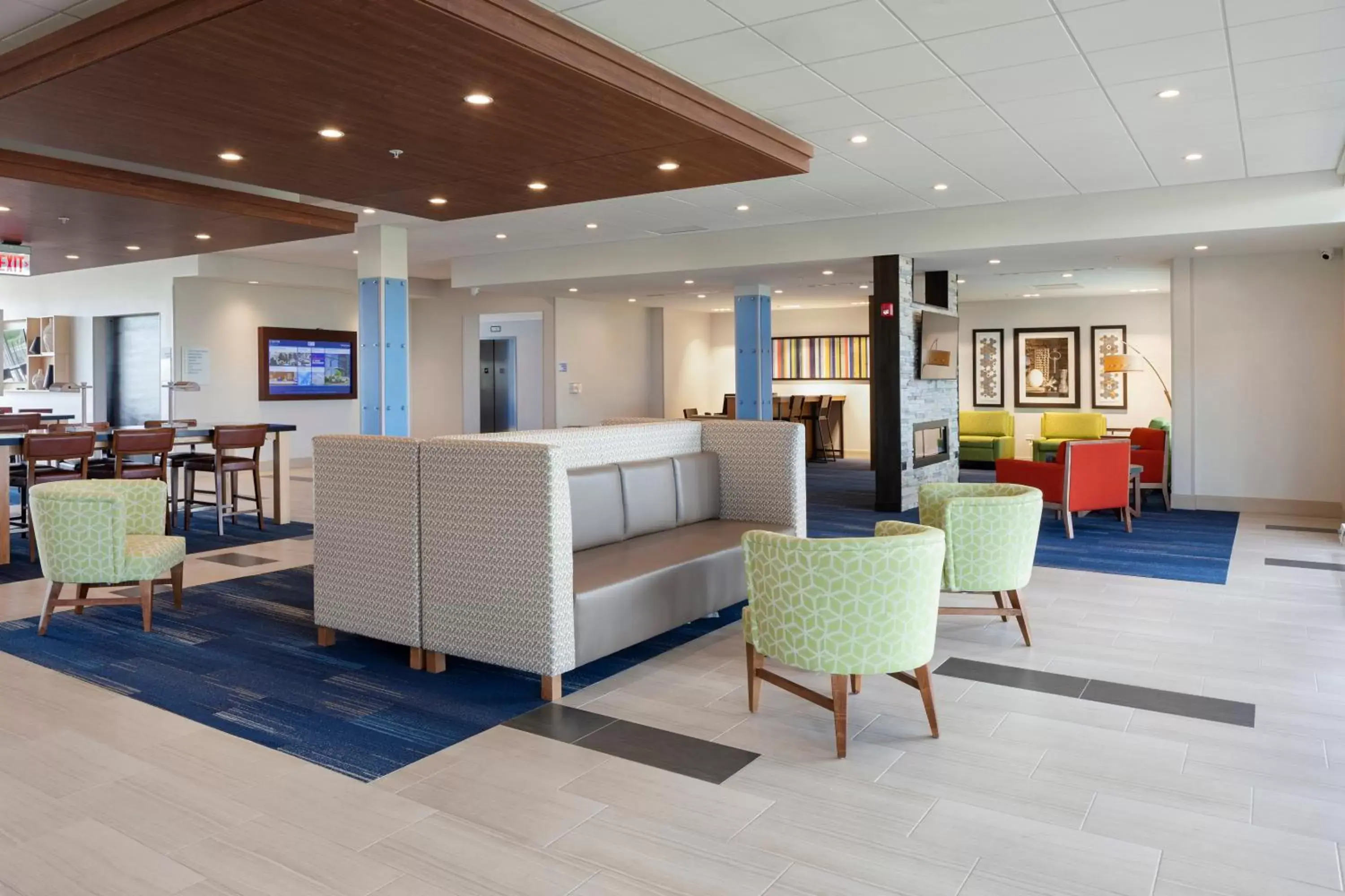Communal lounge/ TV room, Lobby/Reception in Holiday Inn Express & Suites - Bourbonnais East - Bradley, an IHG Hotel