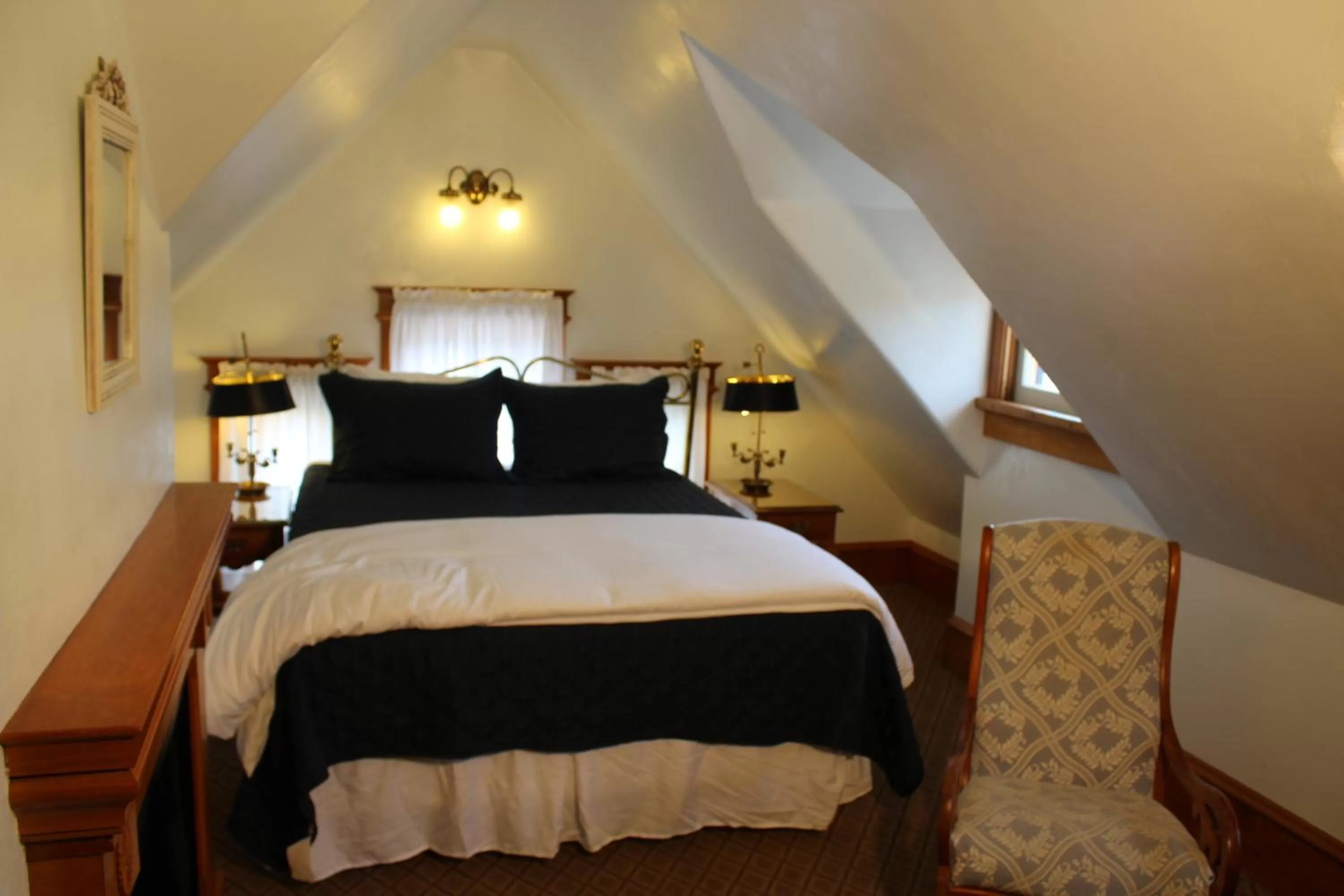 Bed in Pacific Grove Inn