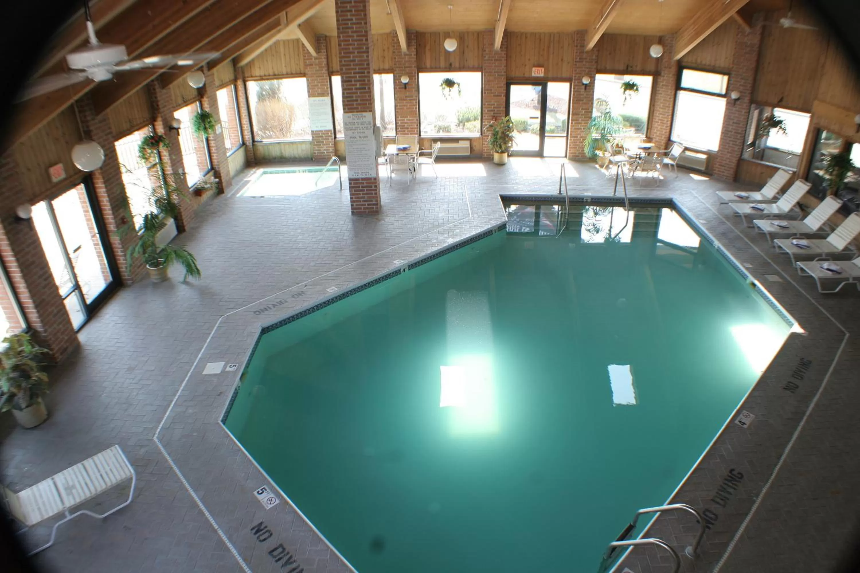 Swimming pool in American Inn and Suites Ionia