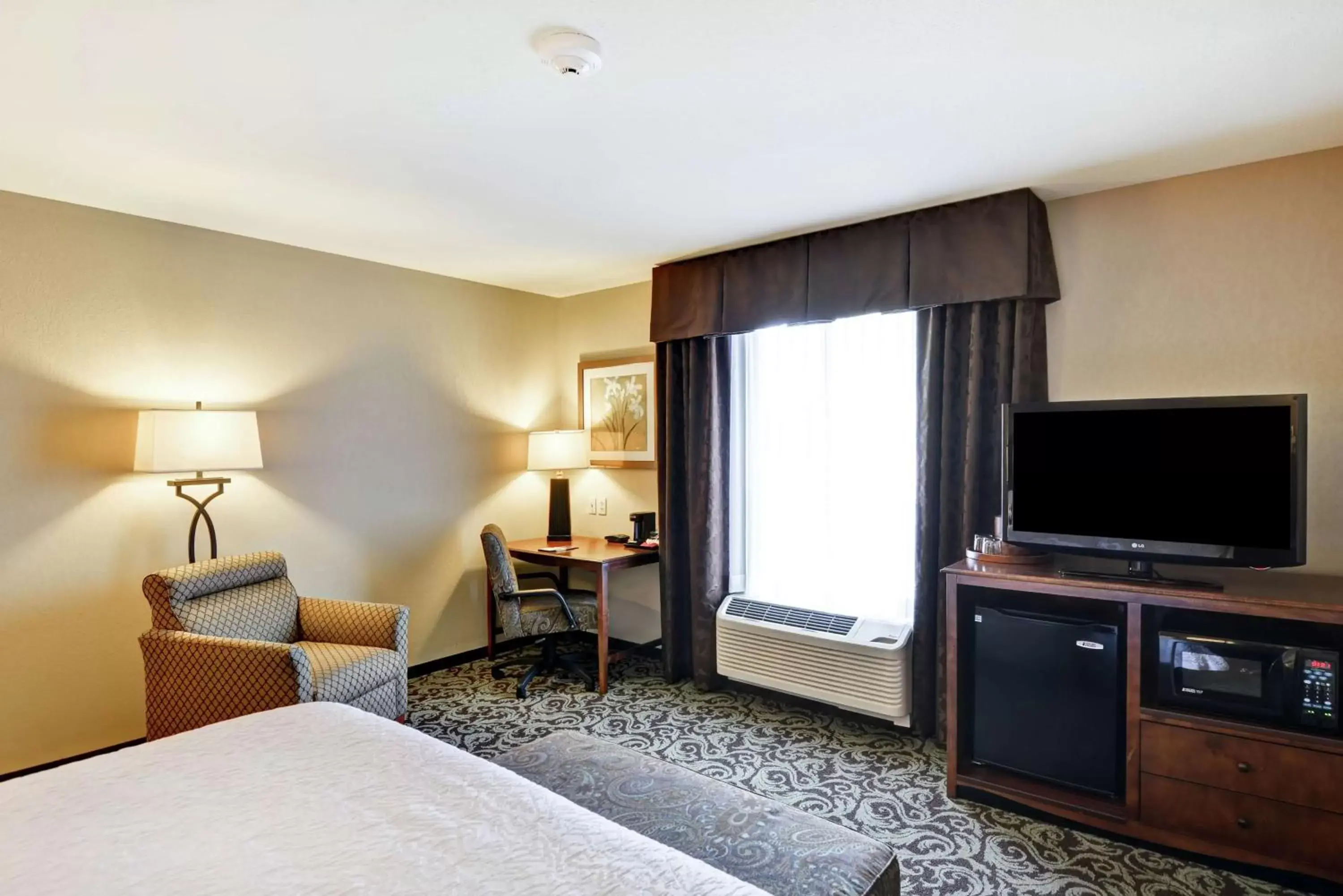 Bedroom, TV/Entertainment Center in Hampton Inn and Suites New Hartford/Utica