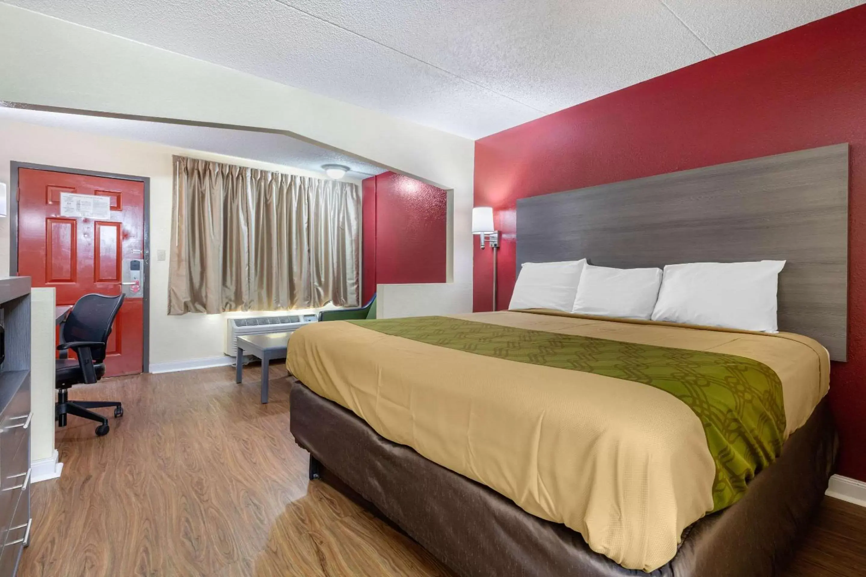 Photo of the whole room, Bed in Econo Lodge Chattanooga